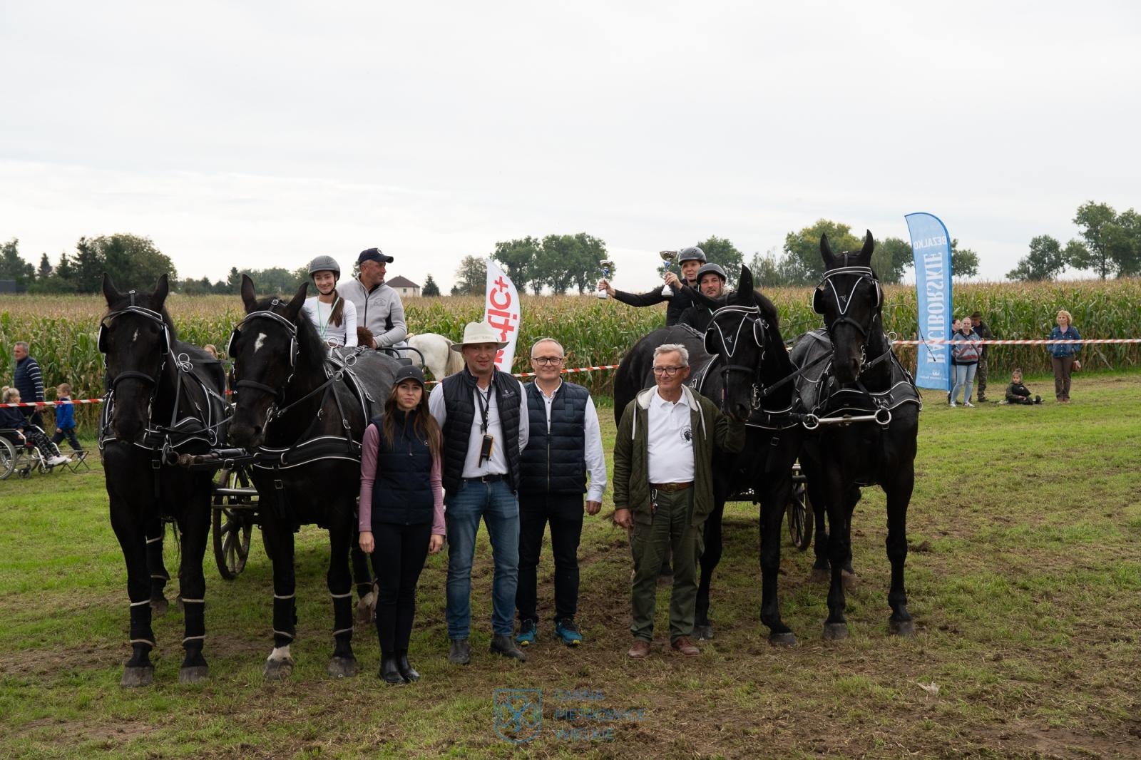 Zdjęcie w galerii na portalu naszraciborz.pl: Hubertus w Żerdzinach – relacja na bis z wydarzenia jeździeckiego i nowej atrakcji dla miłośników tradycji wiadomości z regionu