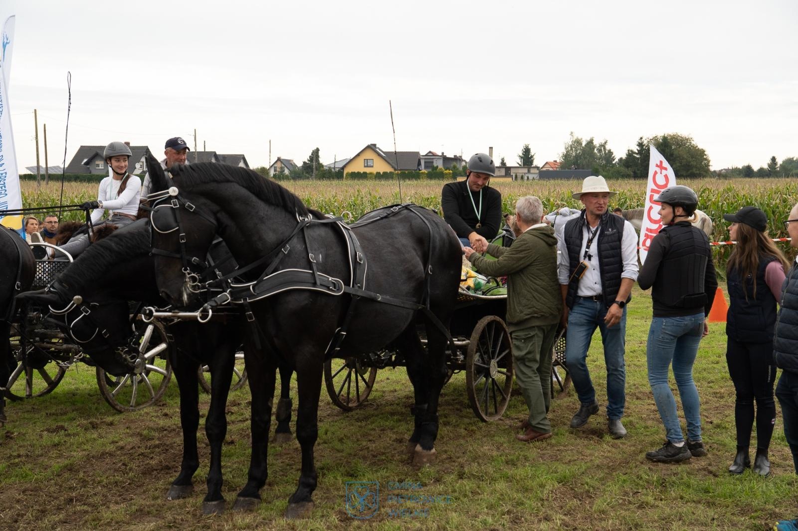 Zdjęcie w galerii na portalu naszraciborz.pl: Hubertus w Żerdzinach – relacja na bis z wydarzenia jeździeckiego i nowej atrakcji dla miłośników tradycji wiadomości z regionu
