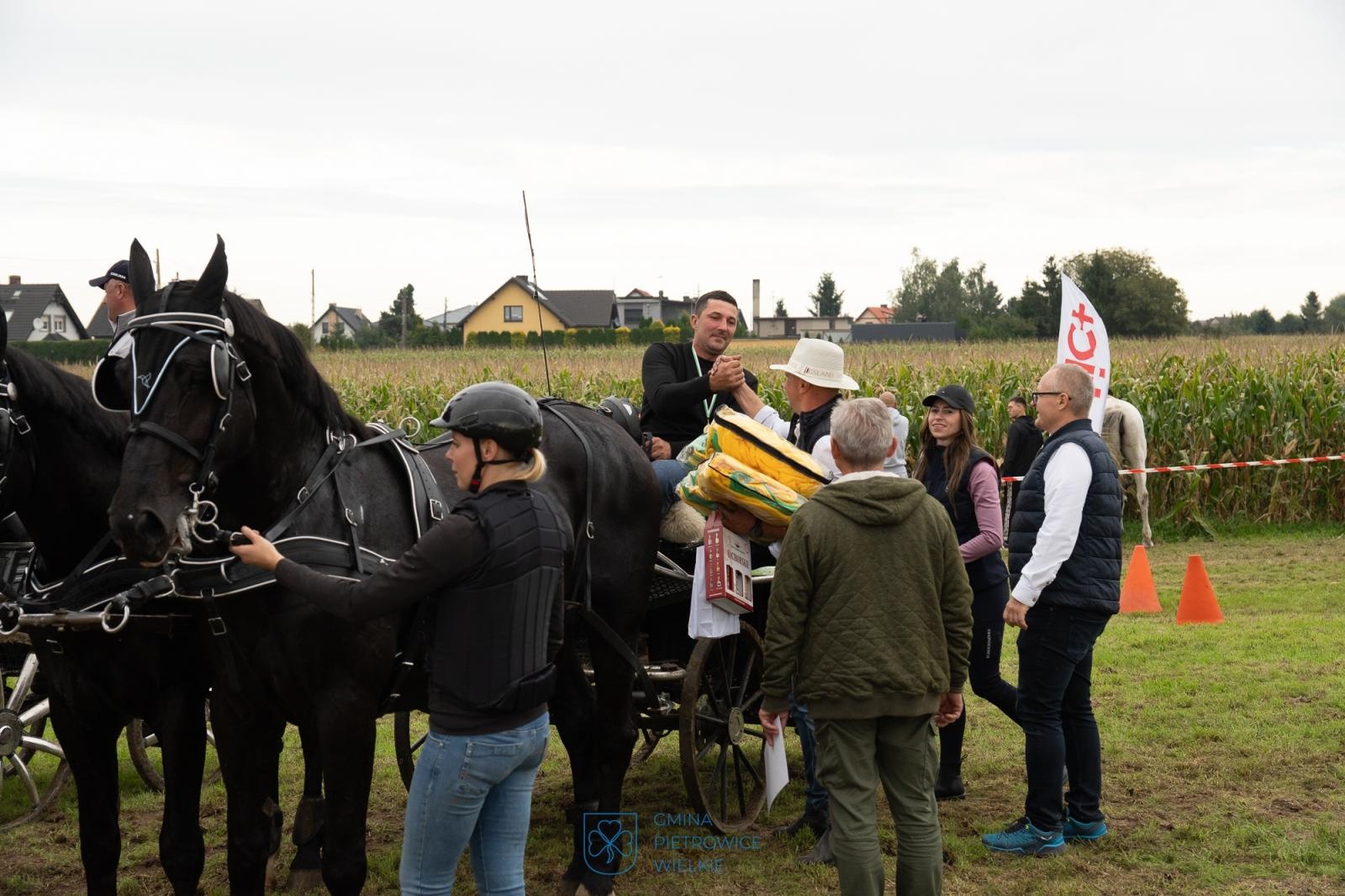 Zdjęcie w galerii na portalu naszraciborz.pl: Hubertus w Żerdzinach – relacja na bis z wydarzenia jeździeckiego i nowej atrakcji dla miłośników tradycji wiadomości z regionu