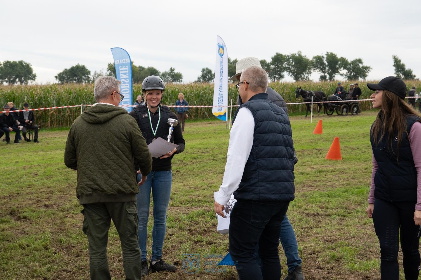 Zdjęcie w galerii na portalu naszraciborz.pl: Hubertus w Żerdzinach – relacja na bis z wydarzenia jeździeckiego i nowej atrakcji dla miłośników tradycji wiadomości z regionu