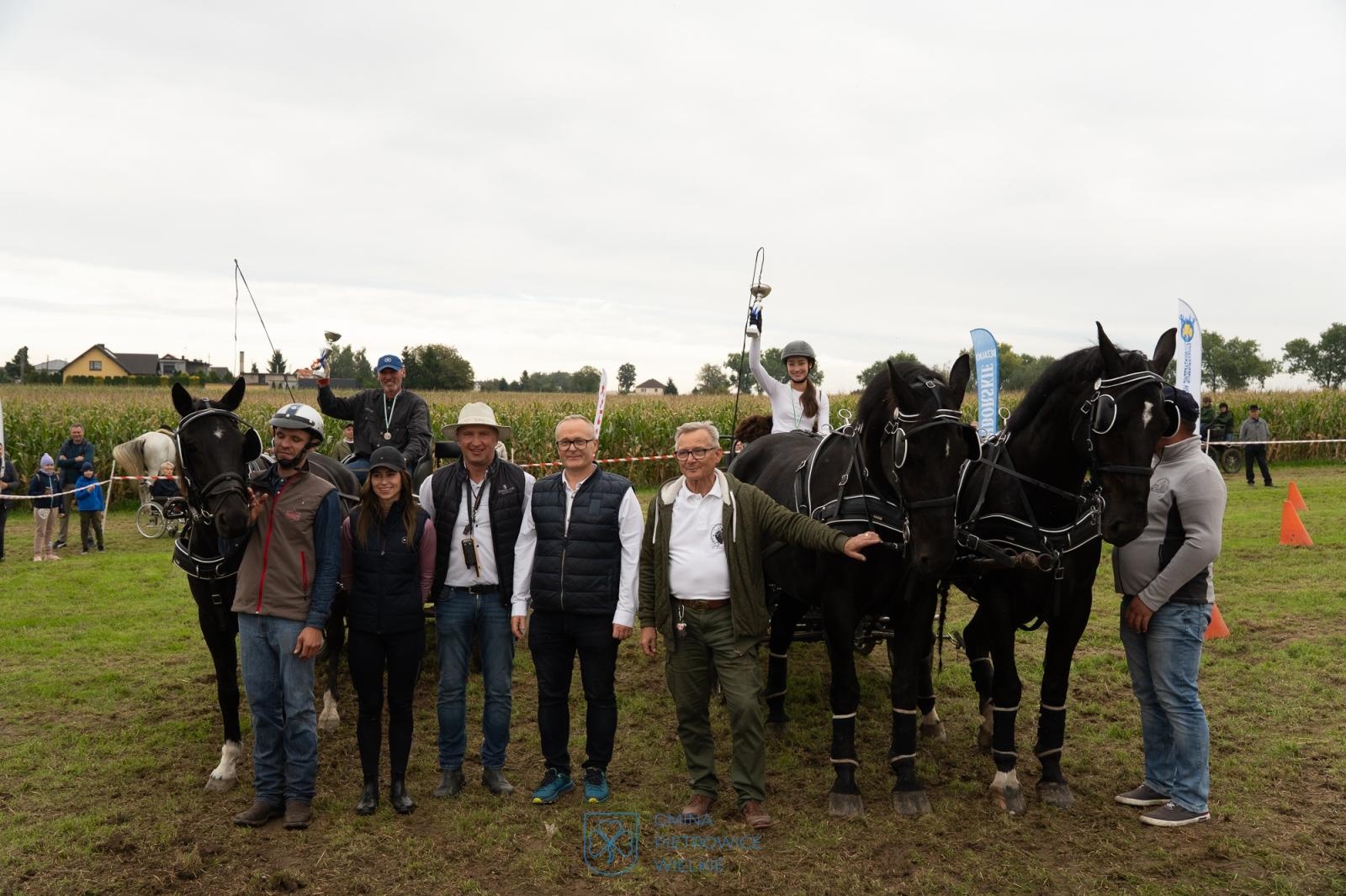 Zdjęcie w galerii na portalu naszraciborz.pl: Hubertus w Żerdzinach – relacja na bis z wydarzenia jeździeckiego i nowej atrakcji dla miłośników tradycji wiadomości z regionu