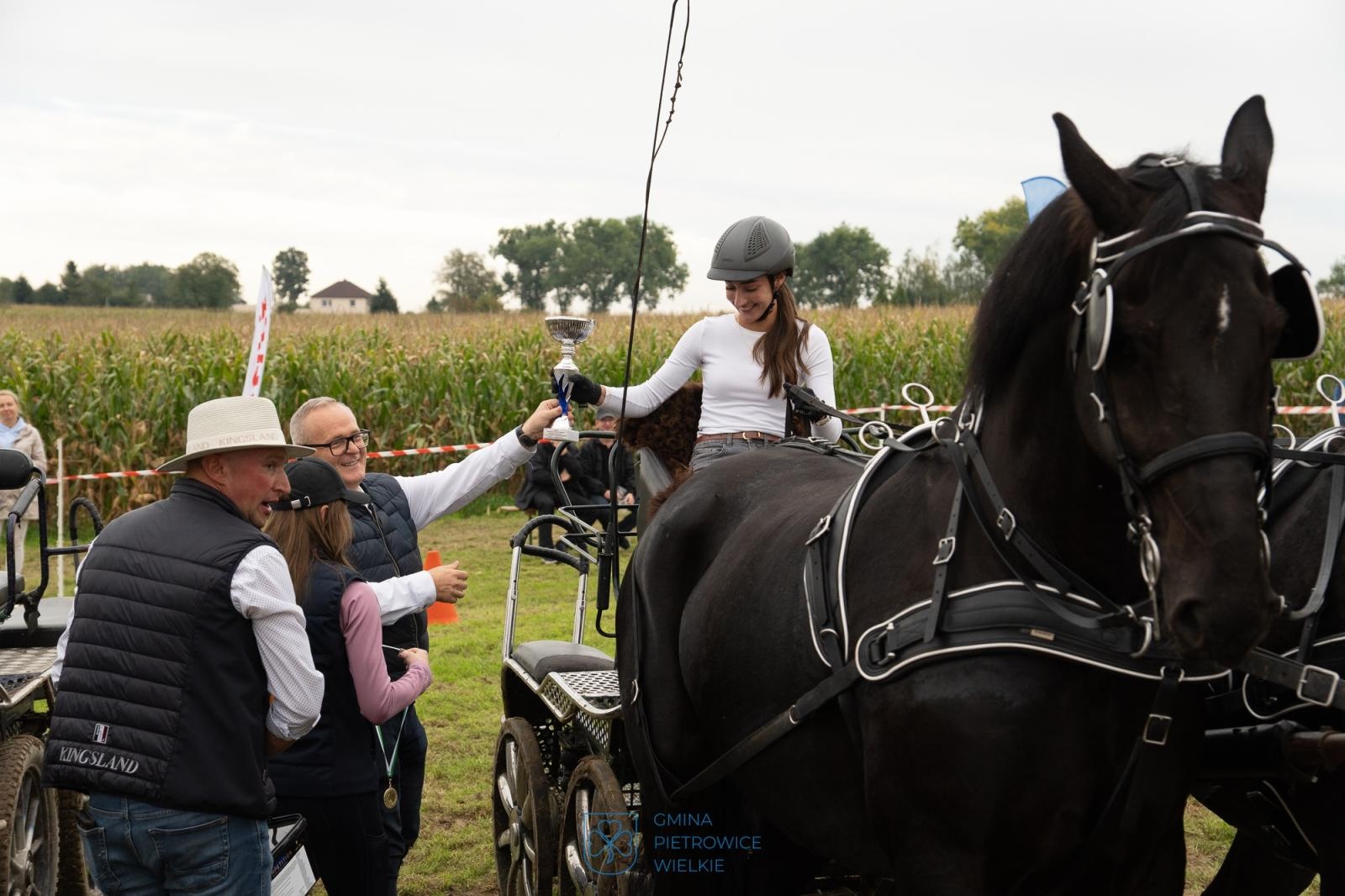 Zdjęcie w galerii na portalu naszraciborz.pl: Hubertus w Żerdzinach – relacja na bis z wydarzenia jeździeckiego i nowej atrakcji dla miłośników tradycji wiadomości z regionu