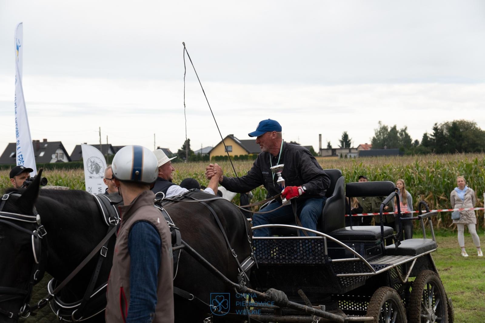 Zdjęcie w galerii na portalu naszraciborz.pl: Hubertus w Żerdzinach – relacja na bis z wydarzenia jeździeckiego i nowej atrakcji dla miłośników tradycji wiadomości z regionu