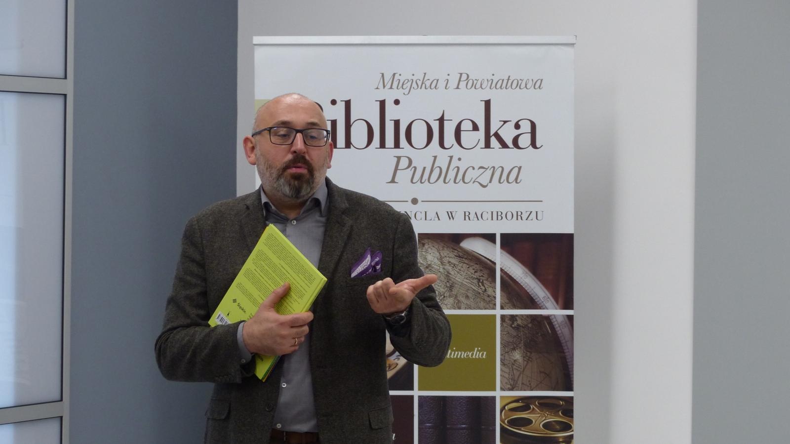 Zdjęcie w galerii na portalu naszraciborz.pl: Autor książek o kocie Cukierku odwiedzi Klub Ojca wiadomości z regionu