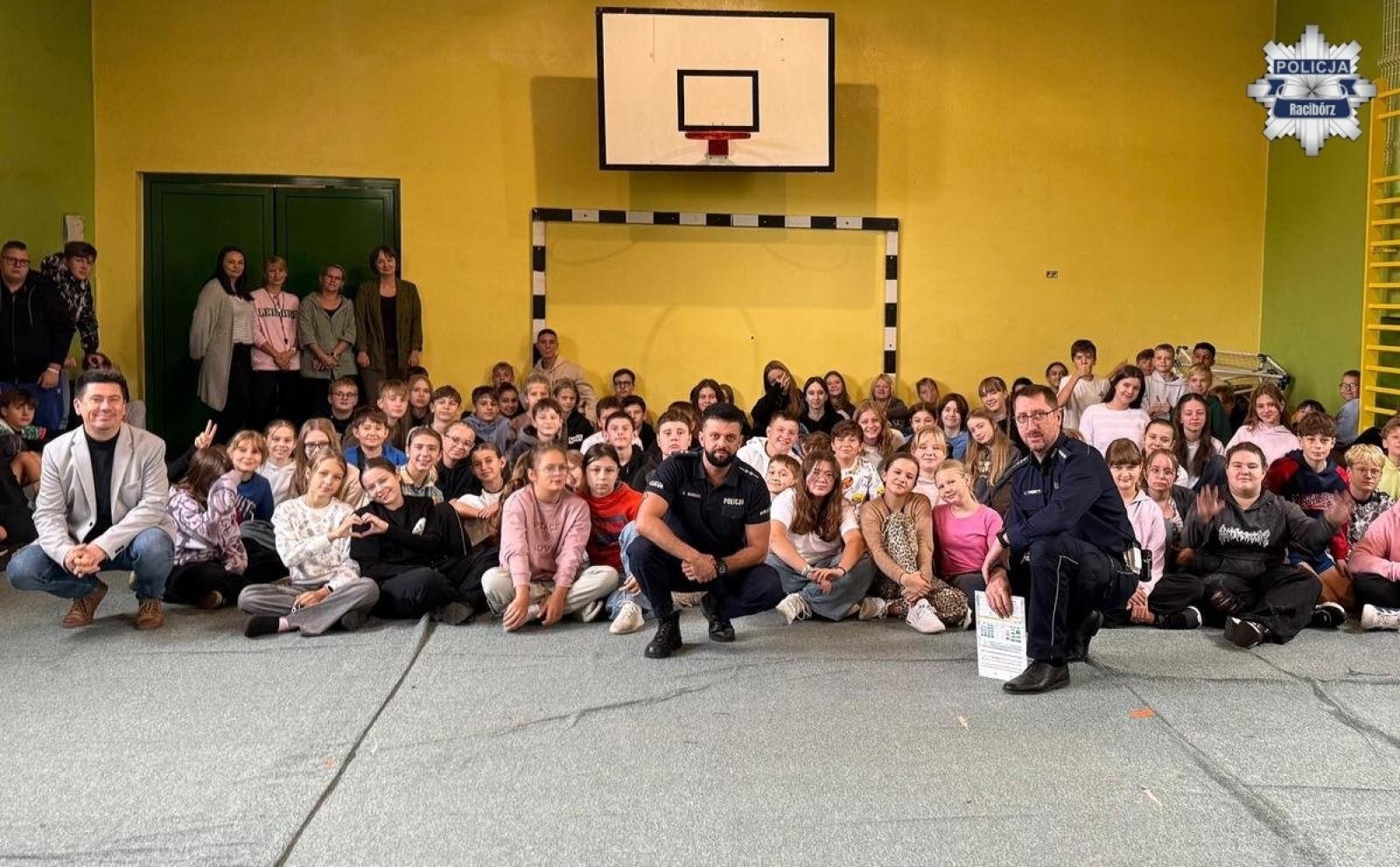 Zdjęcie w galerii na portalu naszraciborz.pl: Prawo i bezpieczeństwo w ruchu drogowym. Policyjna wizyta w Rudach wiadomości z regionu