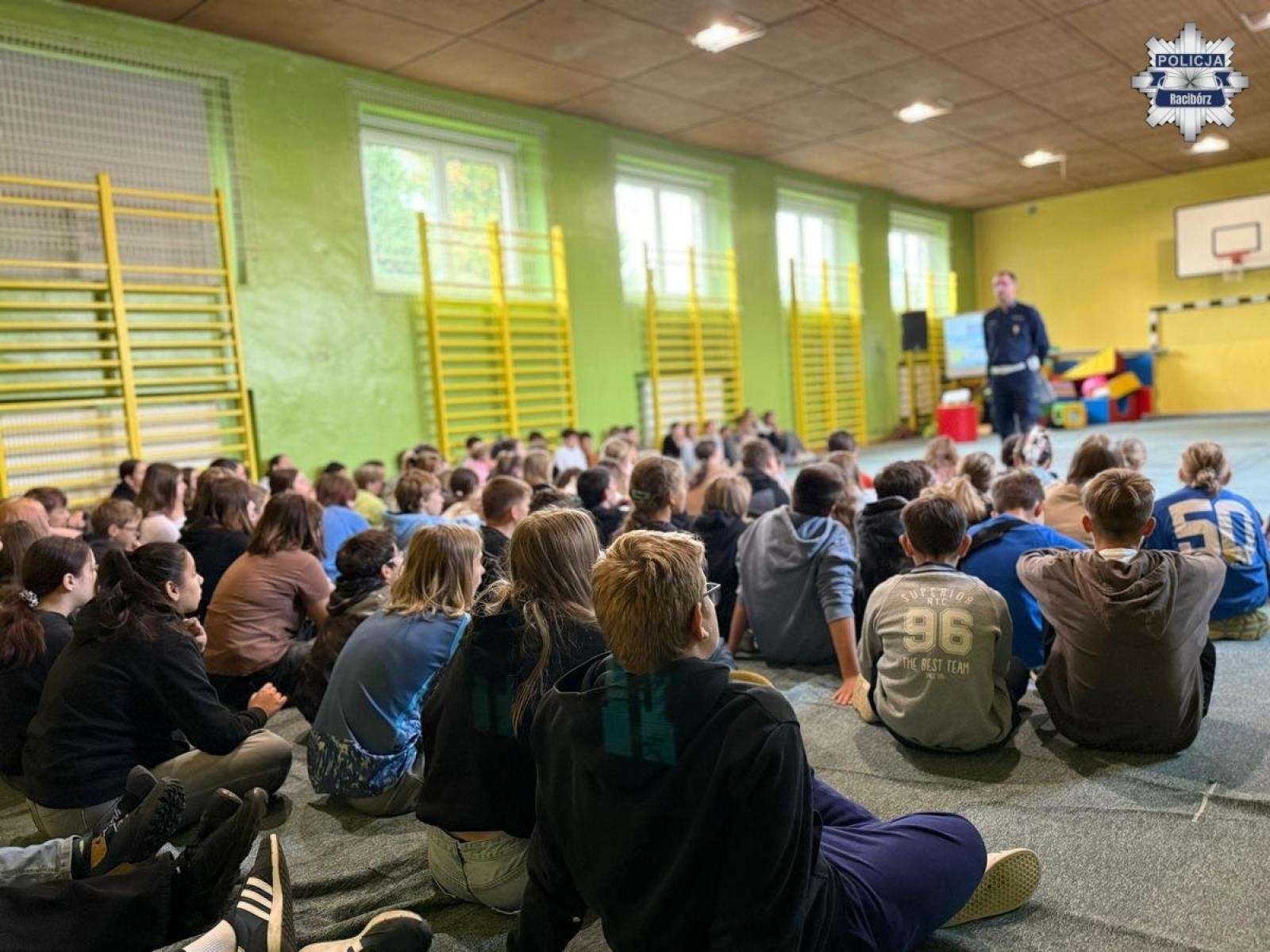 Zdjęcie w galerii na portalu naszraciborz.pl: Prawo i bezpieczeństwo w ruchu drogowym. Policyjna wizyta w Rudach wiadomości z regionu