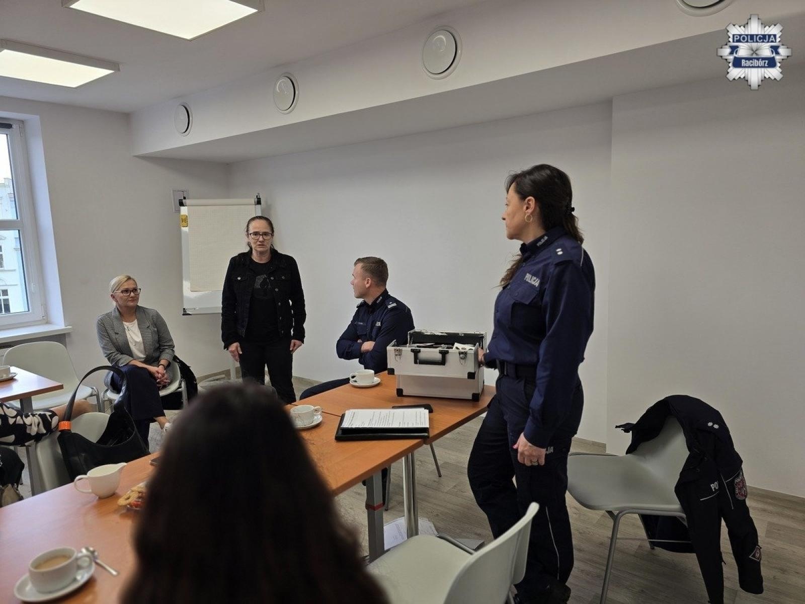 Zdjęcie w galerii na portalu naszraciborz.pl: Policjanci szkolili asystentów rodzin i pracowników socjalnych wiadomości z regionu