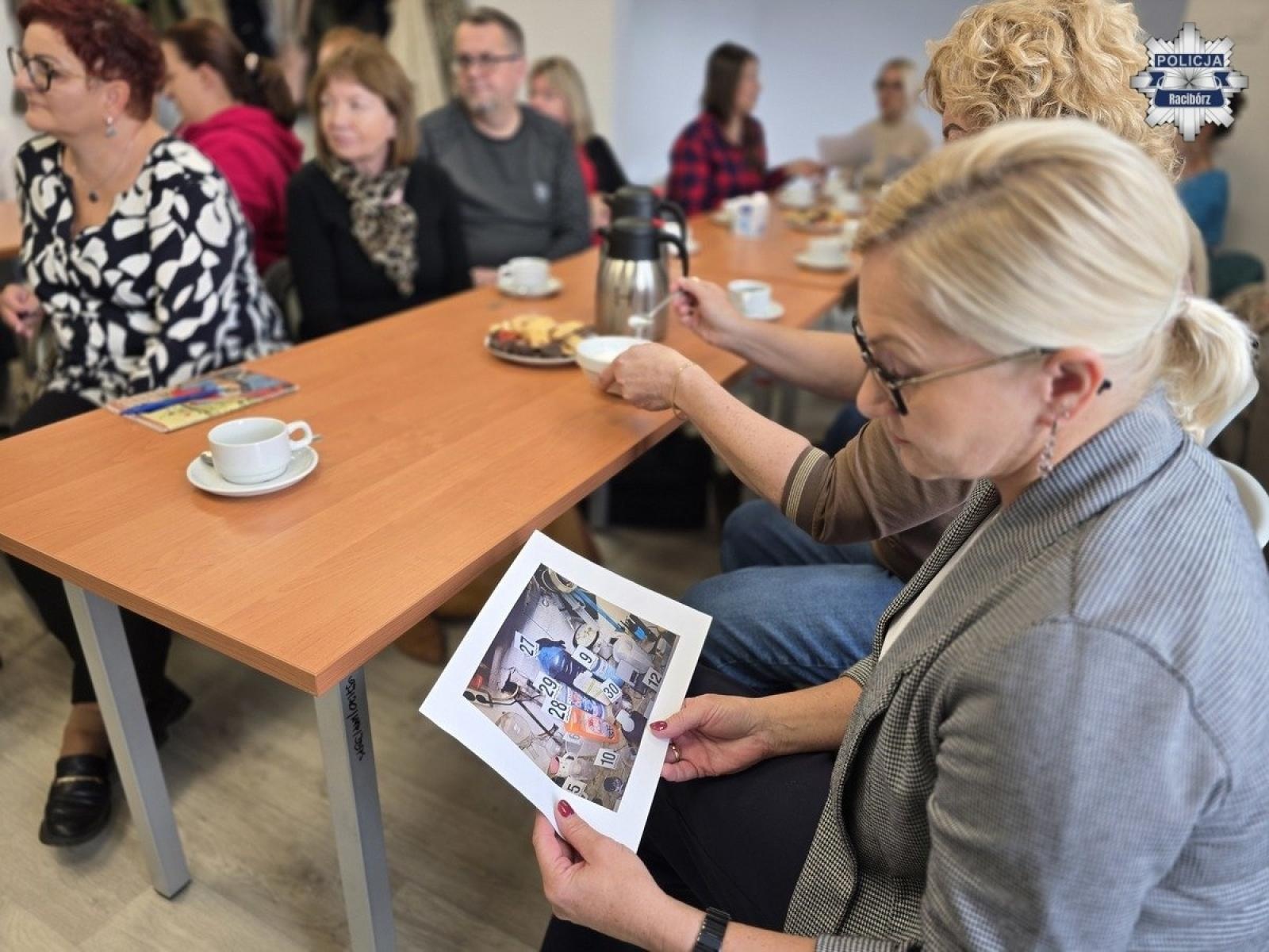 Zdjęcie w galerii na portalu naszraciborz.pl: Policjanci szkolili asystentów rodzin i pracowników socjalnych wiadomości z regionu