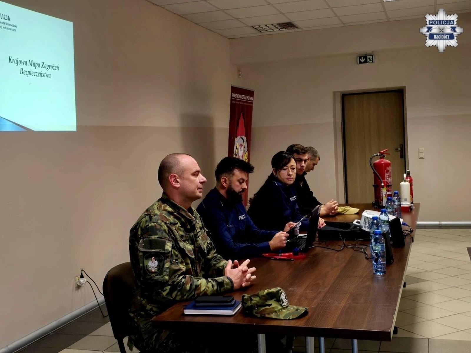 Zdjęcie w galerii na portalu naszraciborz.pl: Debata społeczna o bezpieczeństwie w Pietrowicach Wielkich wiadomości z regionu