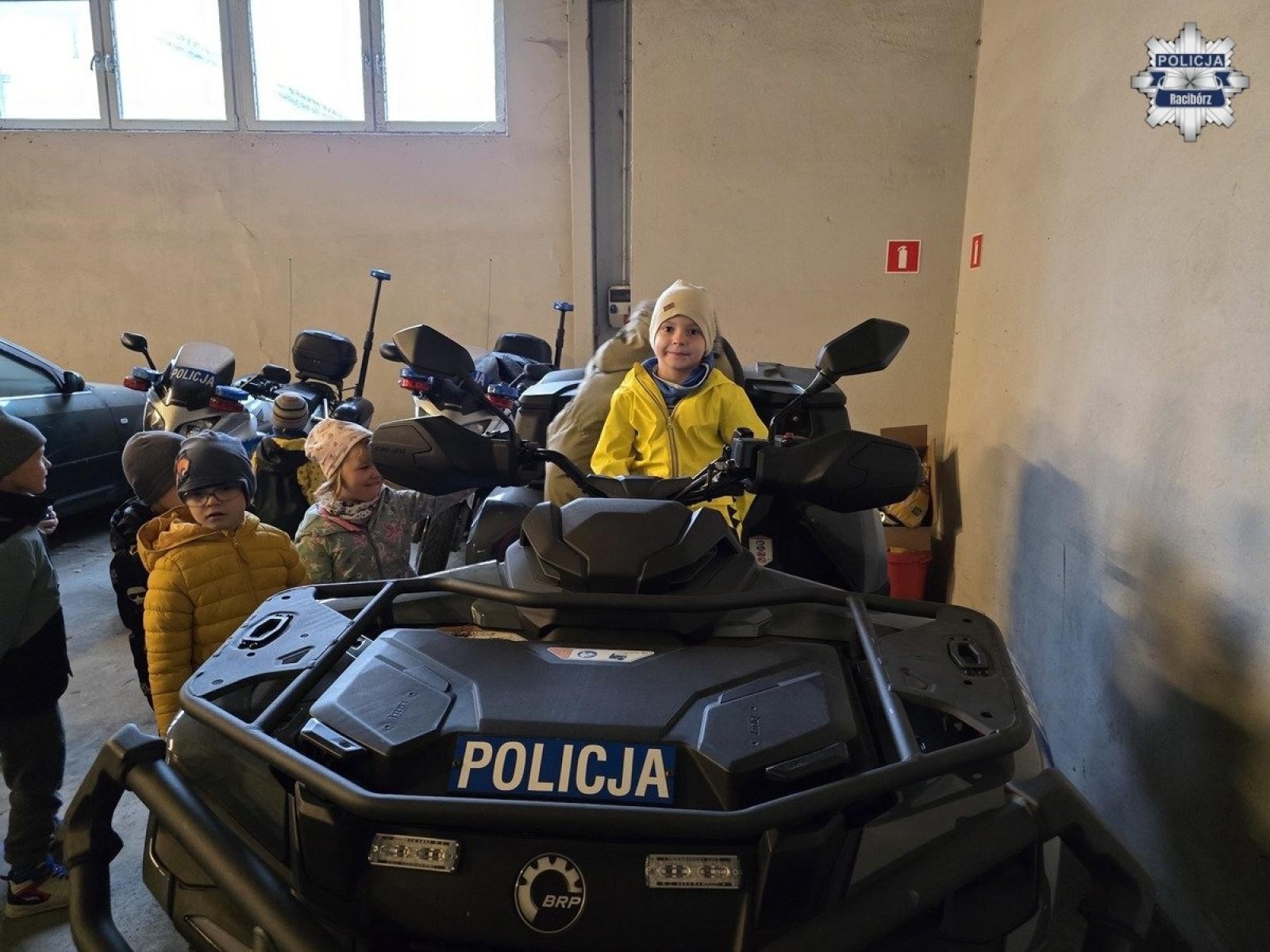 Zdjęcie w galerii na portalu naszraciborz.pl: Nauka bezpieczeństwa i zabawa, czyli przedszkolaki w komendzie wiadomości z regionu