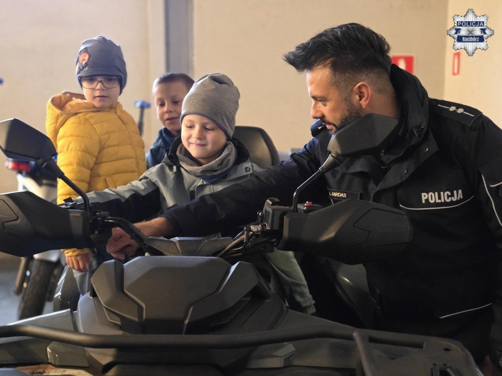 Zdjęcie w galerii na portalu naszraciborz.pl: Nauka bezpieczeństwa i zabawa, czyli przedszkolaki w komendzie wiadomości z regionu