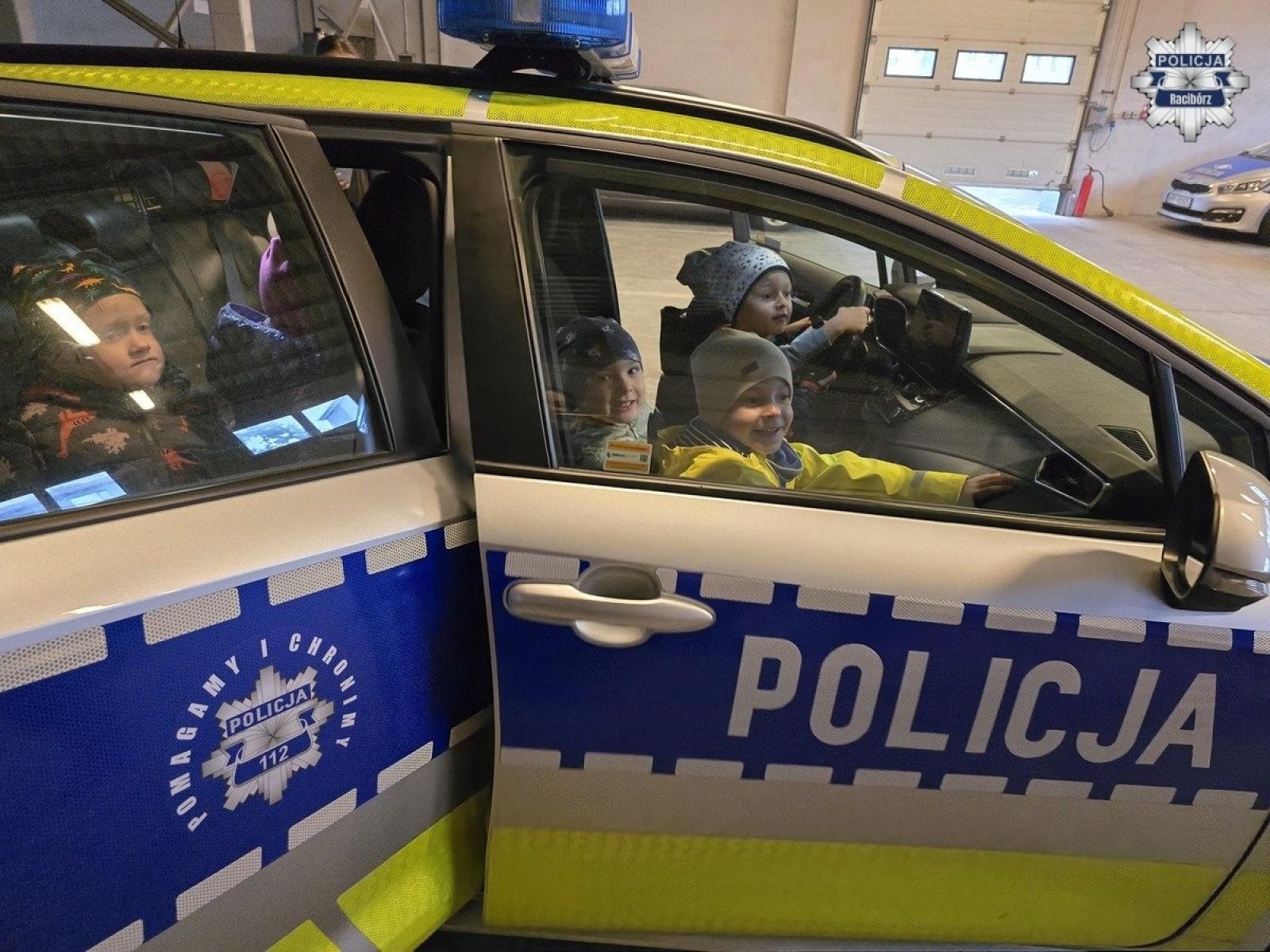 Zdjęcie w galerii na portalu naszraciborz.pl: Nauka bezpieczeństwa i zabawa, czyli przedszkolaki w komendzie wiadomości z regionu
