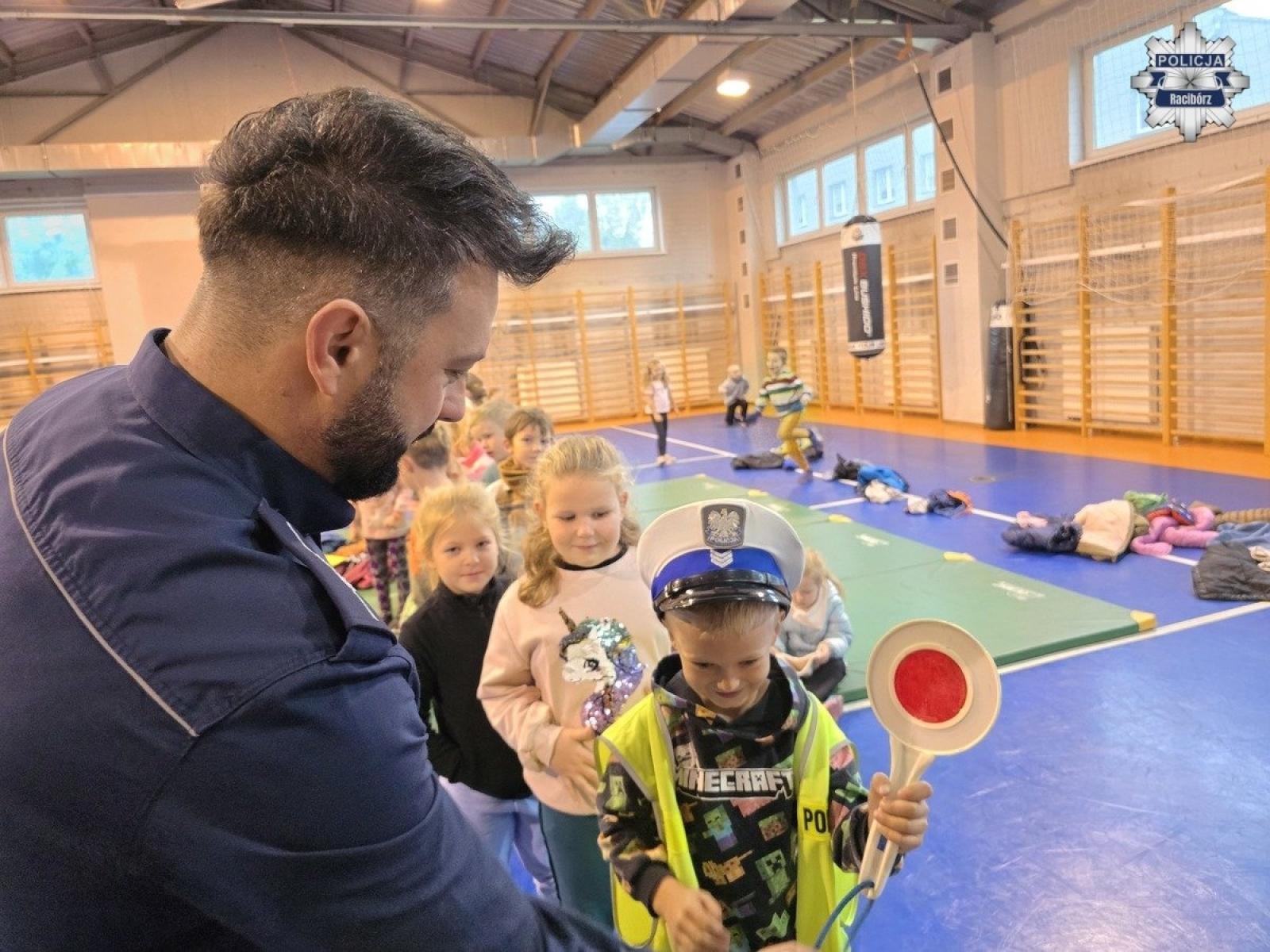 Zdjęcie w galerii na portalu naszraciborz.pl: Nauka bezpieczeństwa i zabawa, czyli przedszkolaki w komendzie wiadomości z regionu