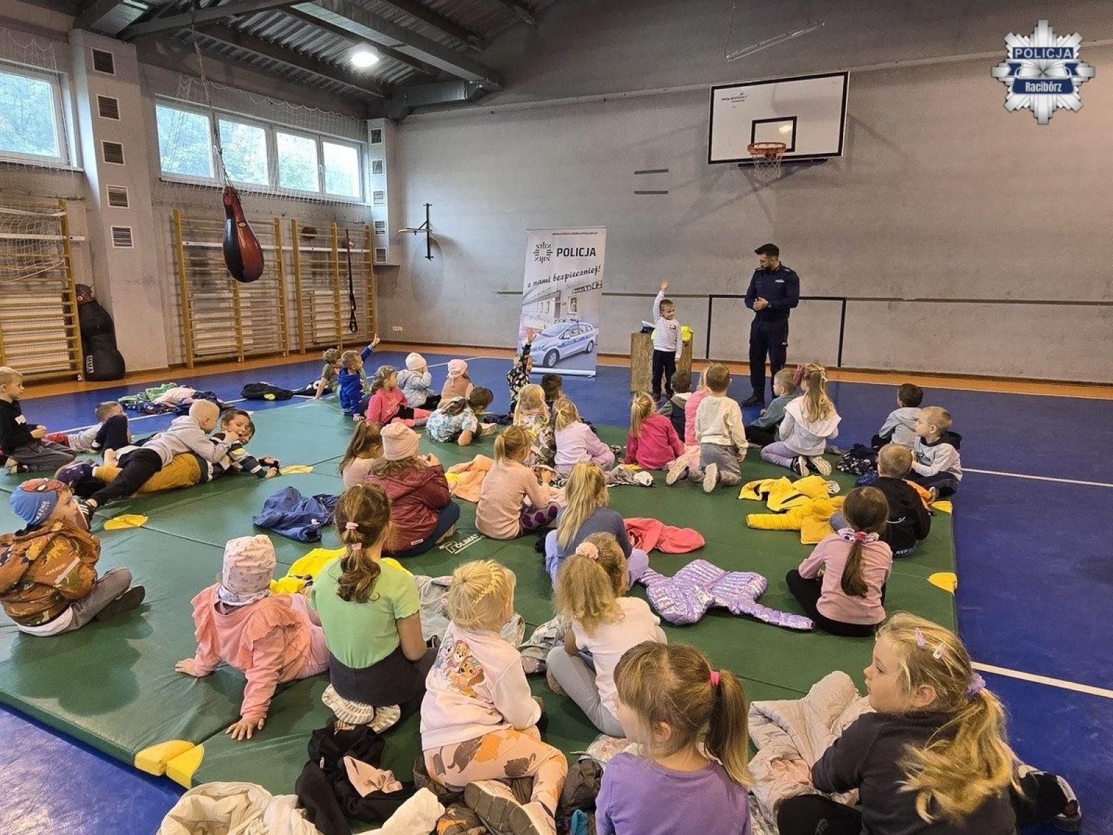 Zdjęcie w galerii na portalu naszraciborz.pl: Nauka bezpieczeństwa i zabawa, czyli przedszkolaki w komendzie wiadomości z regionu