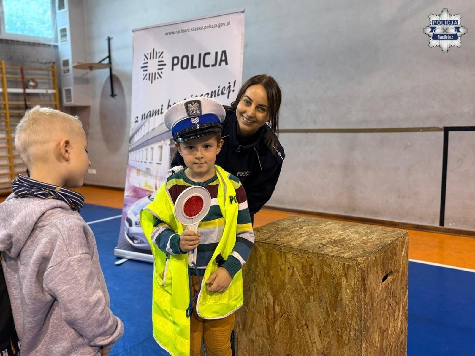 Zdjęcie w galerii na portalu naszraciborz.pl: Nauka bezpieczeństwa i zabawa, czyli przedszkolaki w komendzie wiadomości z regionu