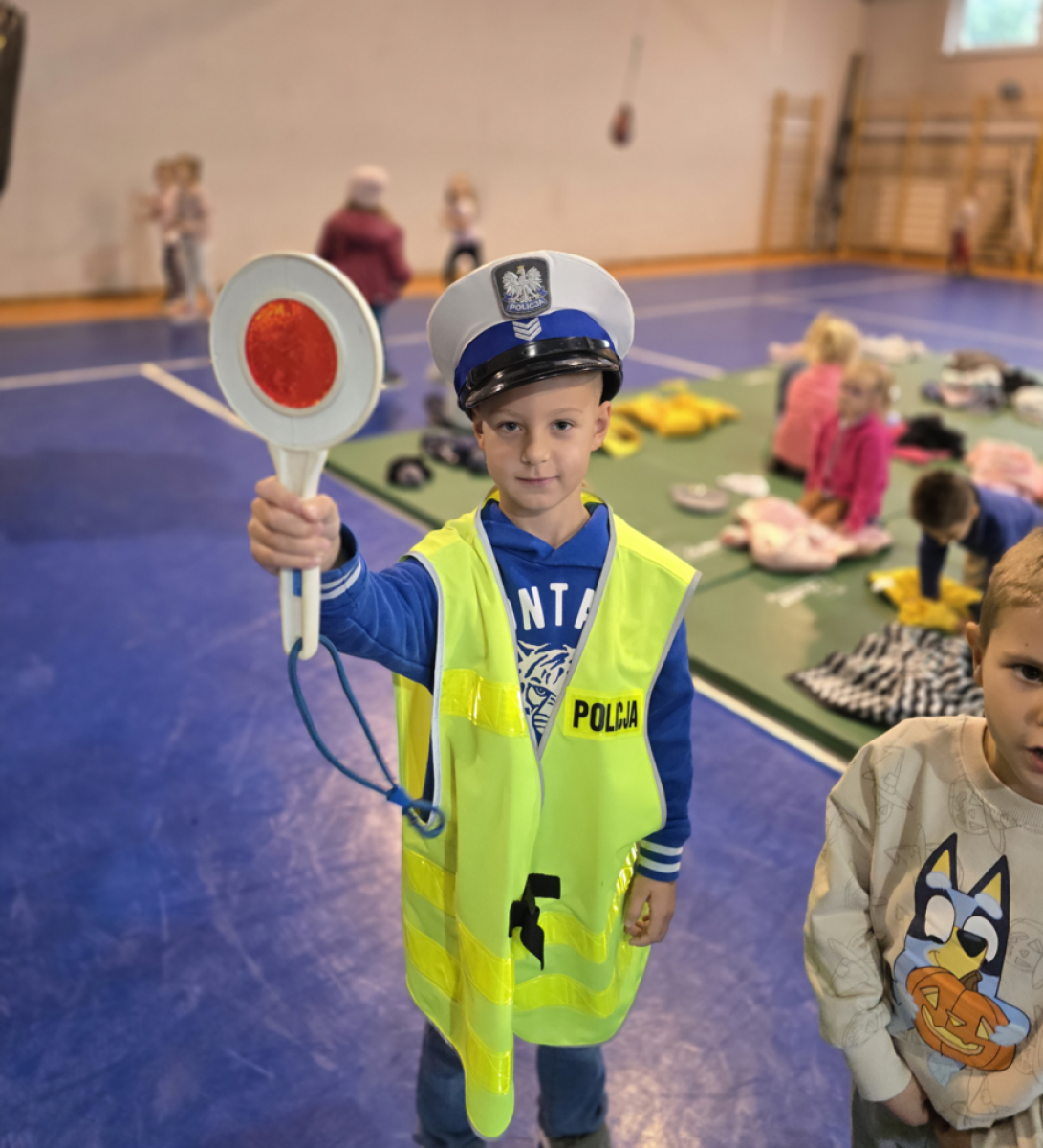 Zdjęcie w galerii na portalu naszraciborz.pl: Nauka bezpieczeństwa i zabawa, czyli przedszkolaki w komendzie wiadomości z regionu