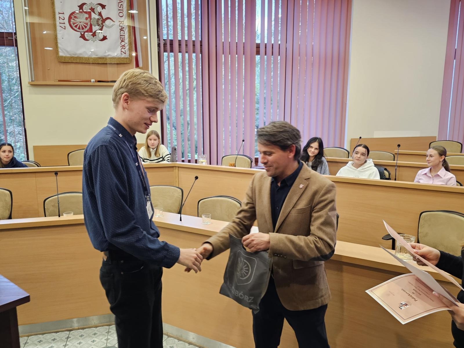 Zdjęcie w galerii na portalu naszraciborz.pl: Ostatnia sesja Młodzieżowej Rady Miasta Racibórz w kadencji 2023–2025 wiadomości z regionu