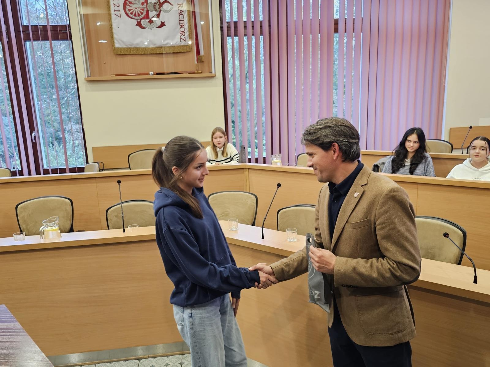 Zdjęcie w galerii na portalu naszraciborz.pl: Ostatnia sesja Młodzieżowej Rady Miasta Racibórz w kadencji 2023–2025 wiadomości z regionu