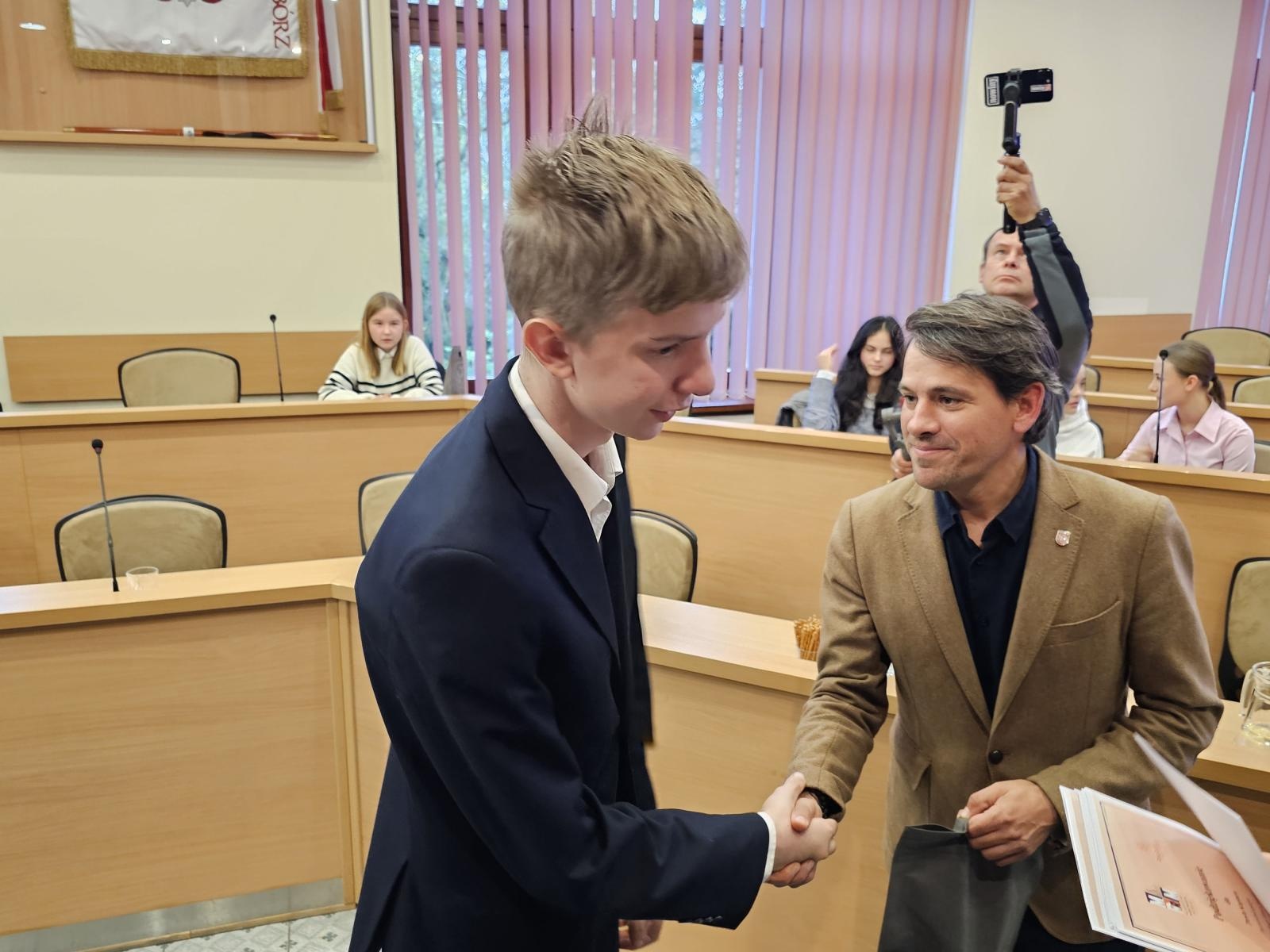 Zdjęcie w galerii na portalu naszraciborz.pl: Ostatnia sesja Młodzieżowej Rady Miasta Racibórz w kadencji 2023–2025 wiadomości z regionu