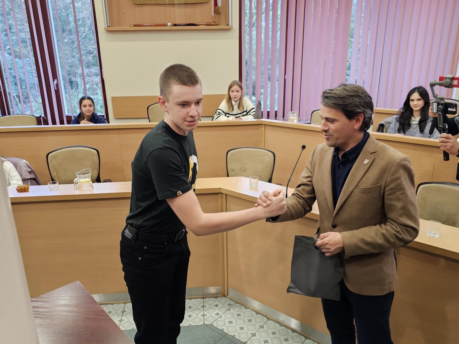 Zdjęcie w galerii na portalu naszraciborz.pl: Ostatnia sesja Młodzieżowej Rady Miasta Racibórz w kadencji 2023–2025 wiadomości z regionu