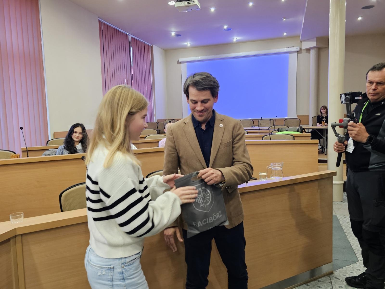 Zdjęcie w galerii na portalu naszraciborz.pl: Ostatnia sesja Młodzieżowej Rady Miasta Racibórz w kadencji 2023–2025 wiadomości z regionu