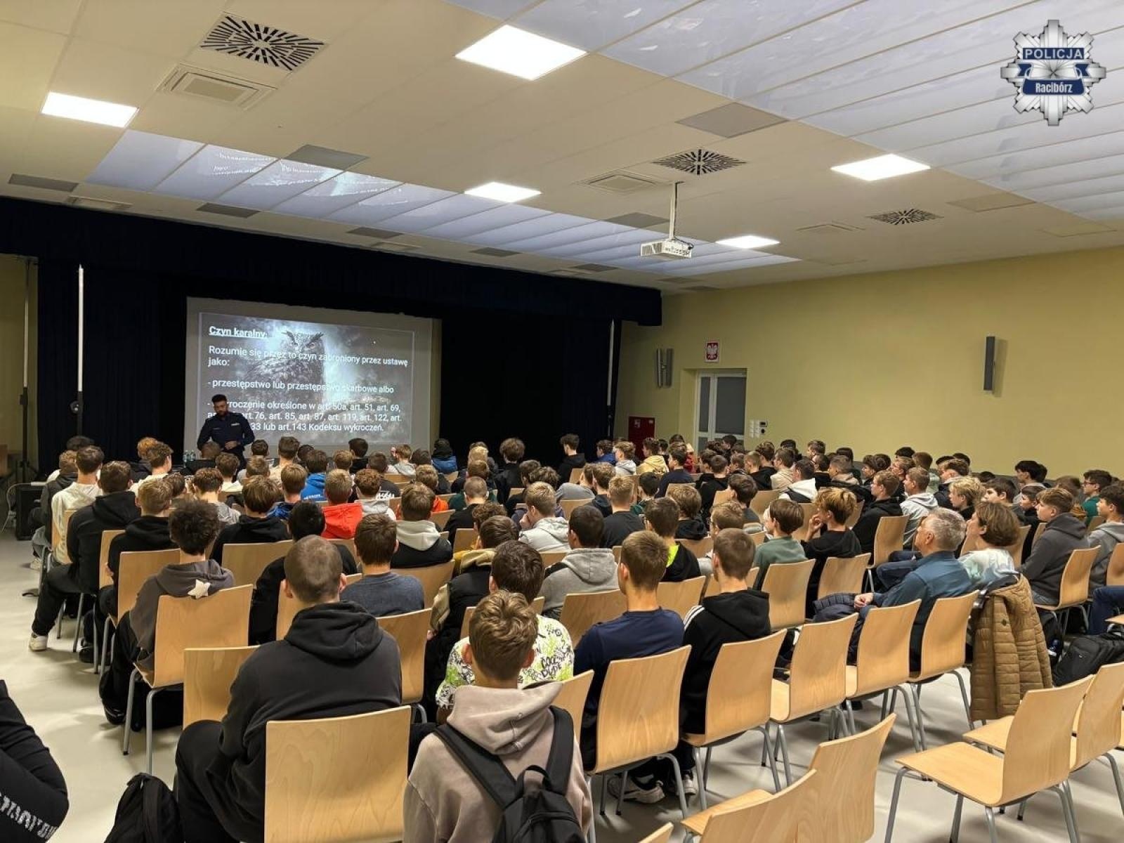 Zdjęcie w galerii na portalu naszraciborz.pl: Dyskusja o odpowiedzialności prawnej i hejcie. Policyjna wizyta w raciborskim Mechaniku wiadomości z regionu