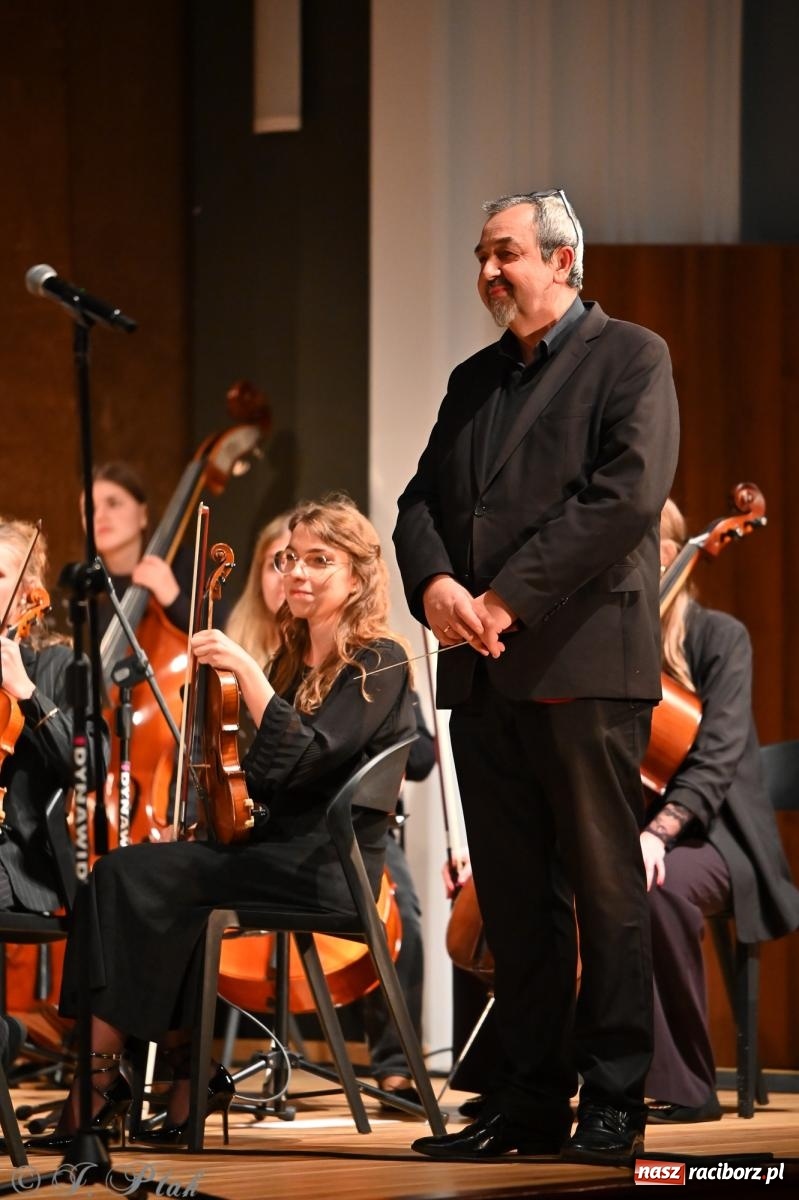 Zdjęcie w galerii na portalu naszraciborz.pl: Muzyczna inauguracja sezonu w RCK: jubileuszowy koncert orkiestr Henryka Krótkiego zachwycił publiczność wiadomości z regionu