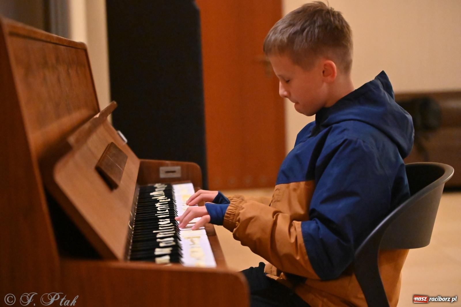 Zdjęcie w galerii na portalu naszraciborz.pl: Muzyczna inauguracja sezonu w RCK: jubileuszowy koncert orkiestr Henryka Krótkiego zachwycił publiczność wiadomości z regionu