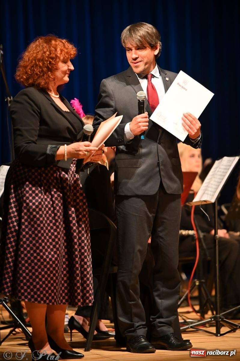 Zdjęcie w galerii na portalu naszraciborz.pl: Muzyczna inauguracja sezonu w RCK: jubileuszowy koncert orkiestr Henryka Krótkiego zachwycił publiczność wiadomości z regionu