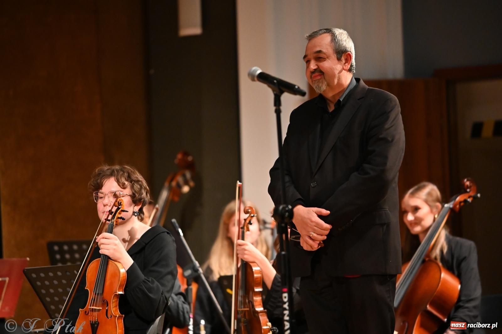 Zdjęcie w galerii na portalu naszraciborz.pl: Muzyczna inauguracja sezonu w RCK: jubileuszowy koncert orkiestr Henryka Krótkiego zachwycił publiczność wiadomości z regionu