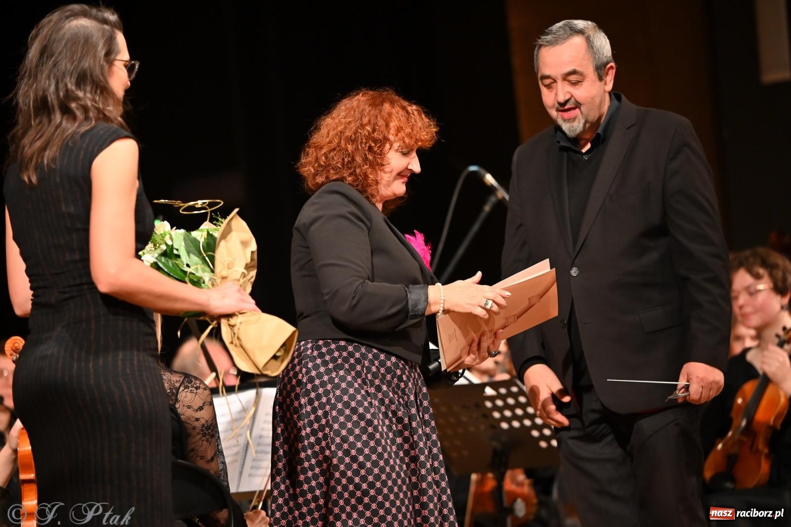 Zdjęcie w galerii na portalu naszraciborz.pl: Muzyczna inauguracja sezonu w RCK: jubileuszowy koncert orkiestr Henryka Krótkiego zachwycił publiczność wiadomości z regionu