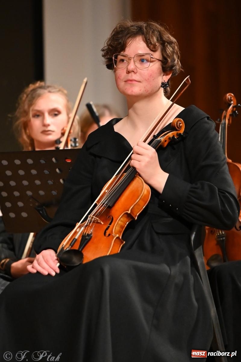 Zdjęcie w galerii na portalu naszraciborz.pl: Muzyczna inauguracja sezonu w RCK: jubileuszowy koncert orkiestr Henryka Krótkiego zachwycił publiczność wiadomości z regionu