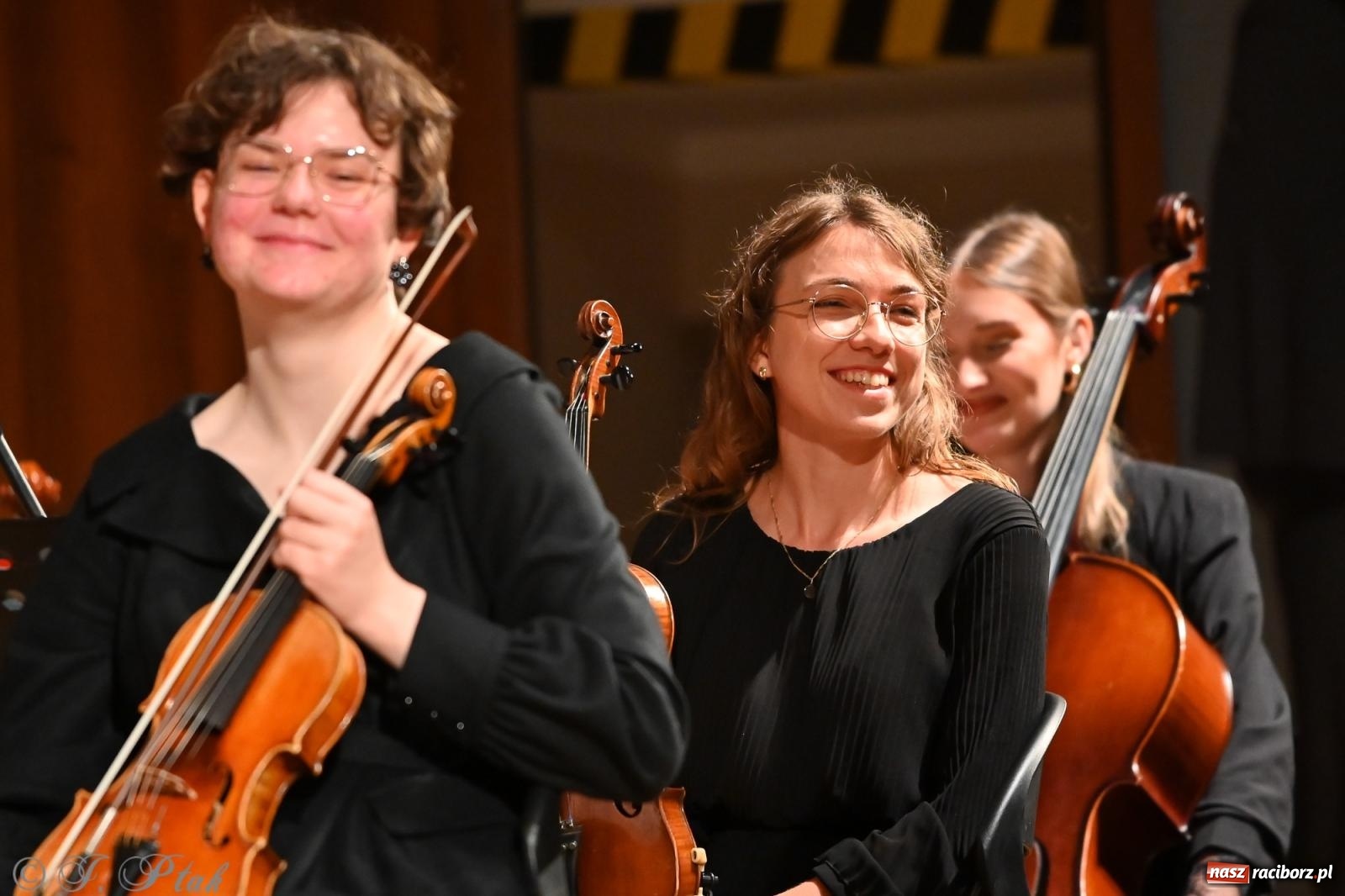 Zdjęcie w galerii na portalu naszraciborz.pl: Muzyczna inauguracja sezonu w RCK: jubileuszowy koncert orkiestr Henryka Krótkiego zachwycił publiczność wiadomości z regionu