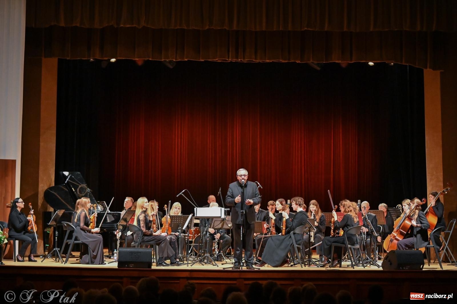 Zdjęcie w galerii na portalu naszraciborz.pl: Muzyczna inauguracja sezonu w RCK: jubileuszowy koncert orkiestr Henryka Krótkiego zachwycił publiczność wiadomości z regionu