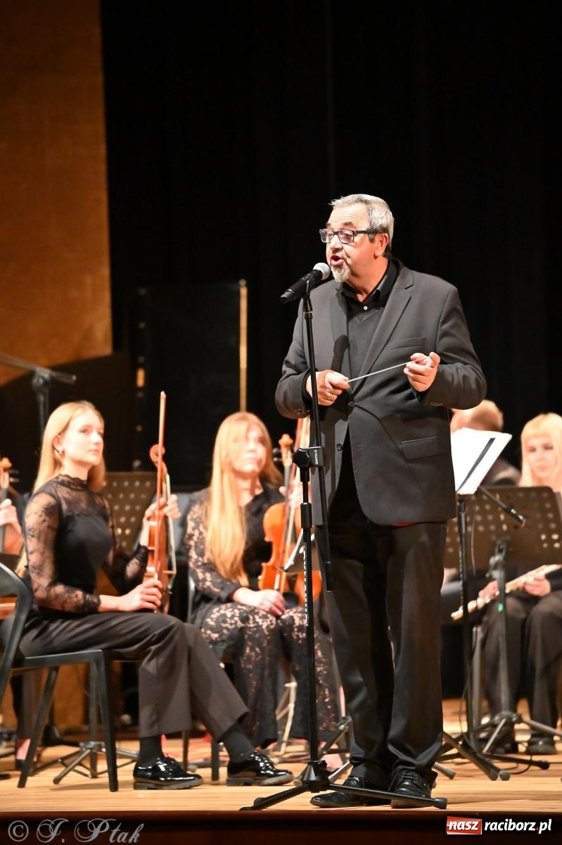 Zdjęcie w galerii na portalu naszraciborz.pl: Muzyczna inauguracja sezonu w RCK: jubileuszowy koncert orkiestr Henryka Krótkiego zachwycił publiczność wiadomości z regionu