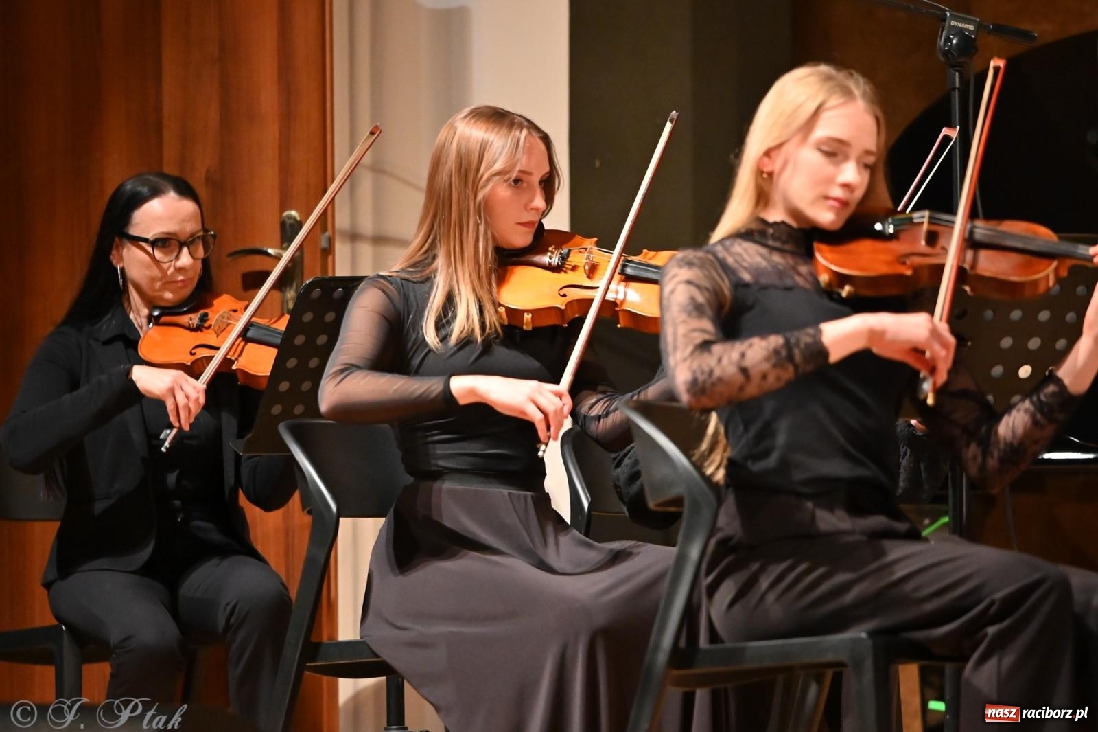 Zdjęcie w galerii na portalu naszraciborz.pl: Muzyczna inauguracja sezonu w RCK: jubileuszowy koncert orkiestr Henryka Krótkiego zachwycił publiczność wiadomości z regionu