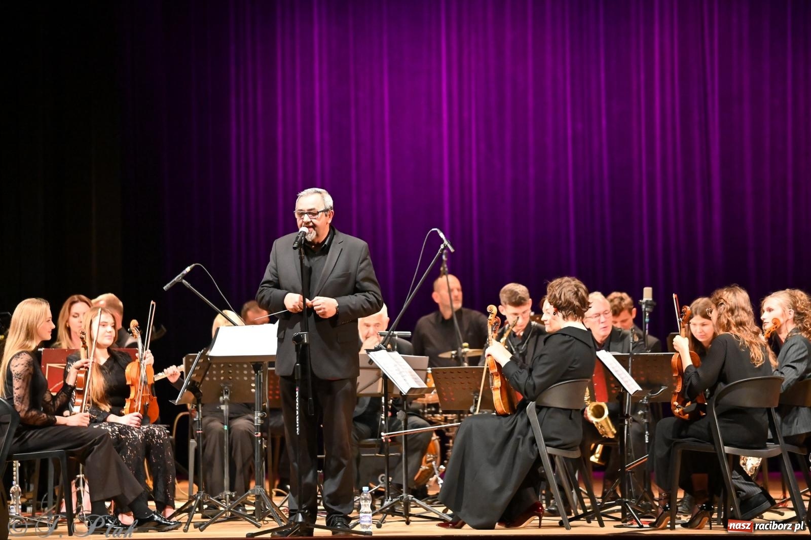 Zdjęcie w galerii na portalu naszraciborz.pl: Muzyczna inauguracja sezonu w RCK: jubileuszowy koncert orkiestr Henryka Krótkiego zachwycił publiczność wiadomości z regionu