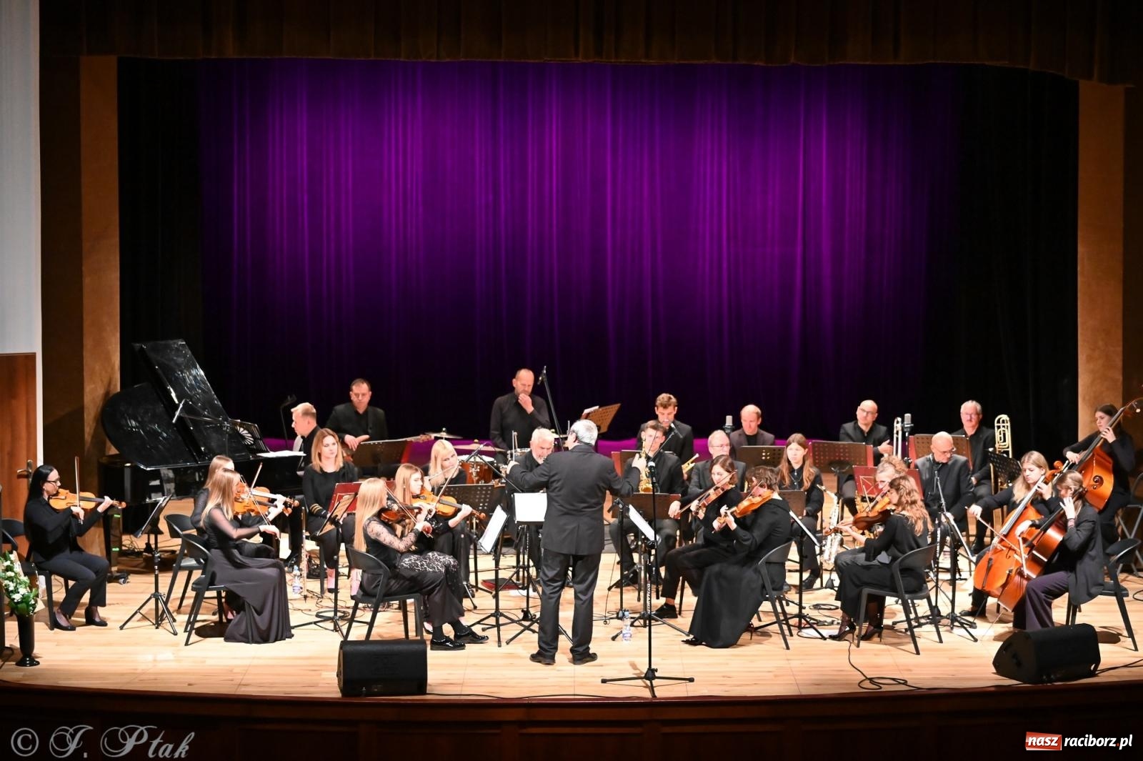 Zdjęcie w galerii na portalu naszraciborz.pl: Muzyczna inauguracja sezonu w RCK: jubileuszowy koncert orkiestr Henryka Krótkiego zachwycił publiczność wiadomości z regionu