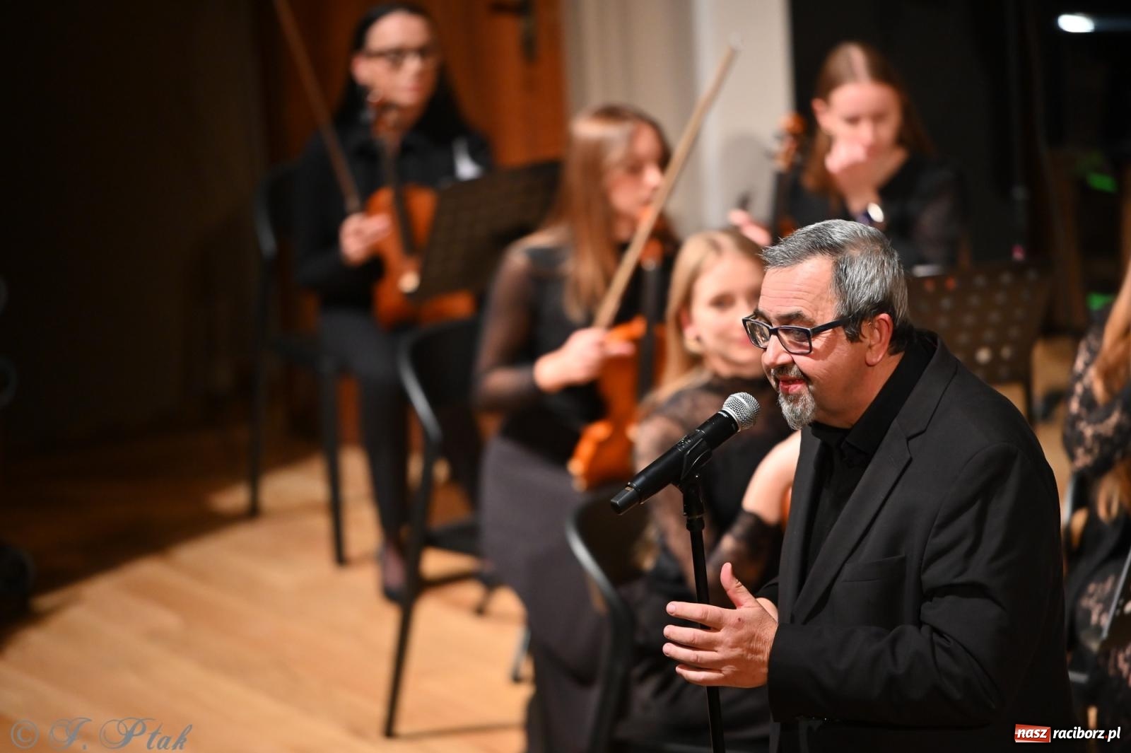 Zdjęcie w galerii na portalu naszraciborz.pl: Muzyczna inauguracja sezonu w RCK: jubileuszowy koncert orkiestr Henryka Krótkiego zachwycił publiczność wiadomości z regionu