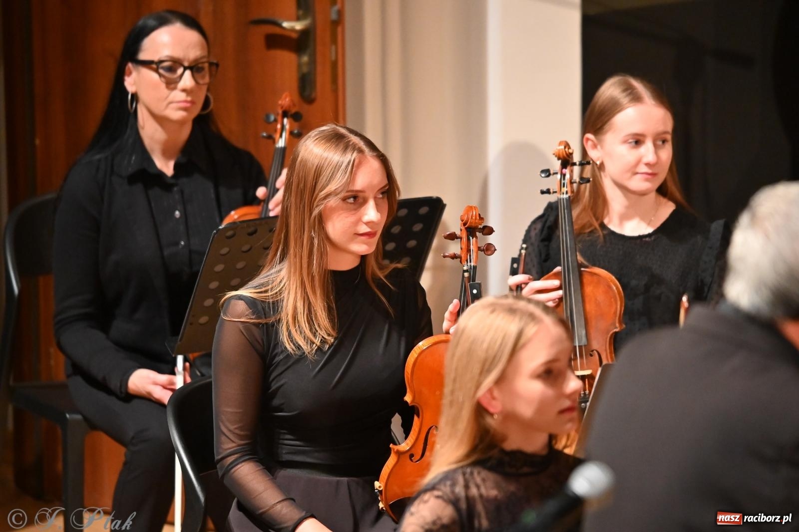 Zdjęcie w galerii na portalu naszraciborz.pl: Muzyczna inauguracja sezonu w RCK: jubileuszowy koncert orkiestr Henryka Krótkiego zachwycił publiczność wiadomości z regionu