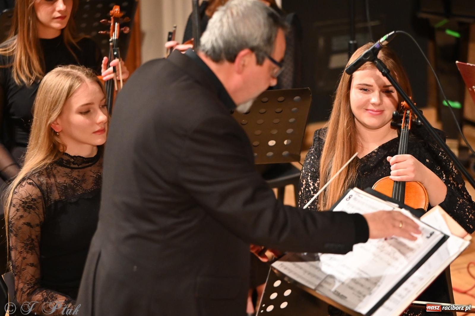 Zdjęcie w galerii na portalu naszraciborz.pl: Muzyczna inauguracja sezonu w RCK: jubileuszowy koncert orkiestr Henryka Krótkiego zachwycił publiczność wiadomości z regionu