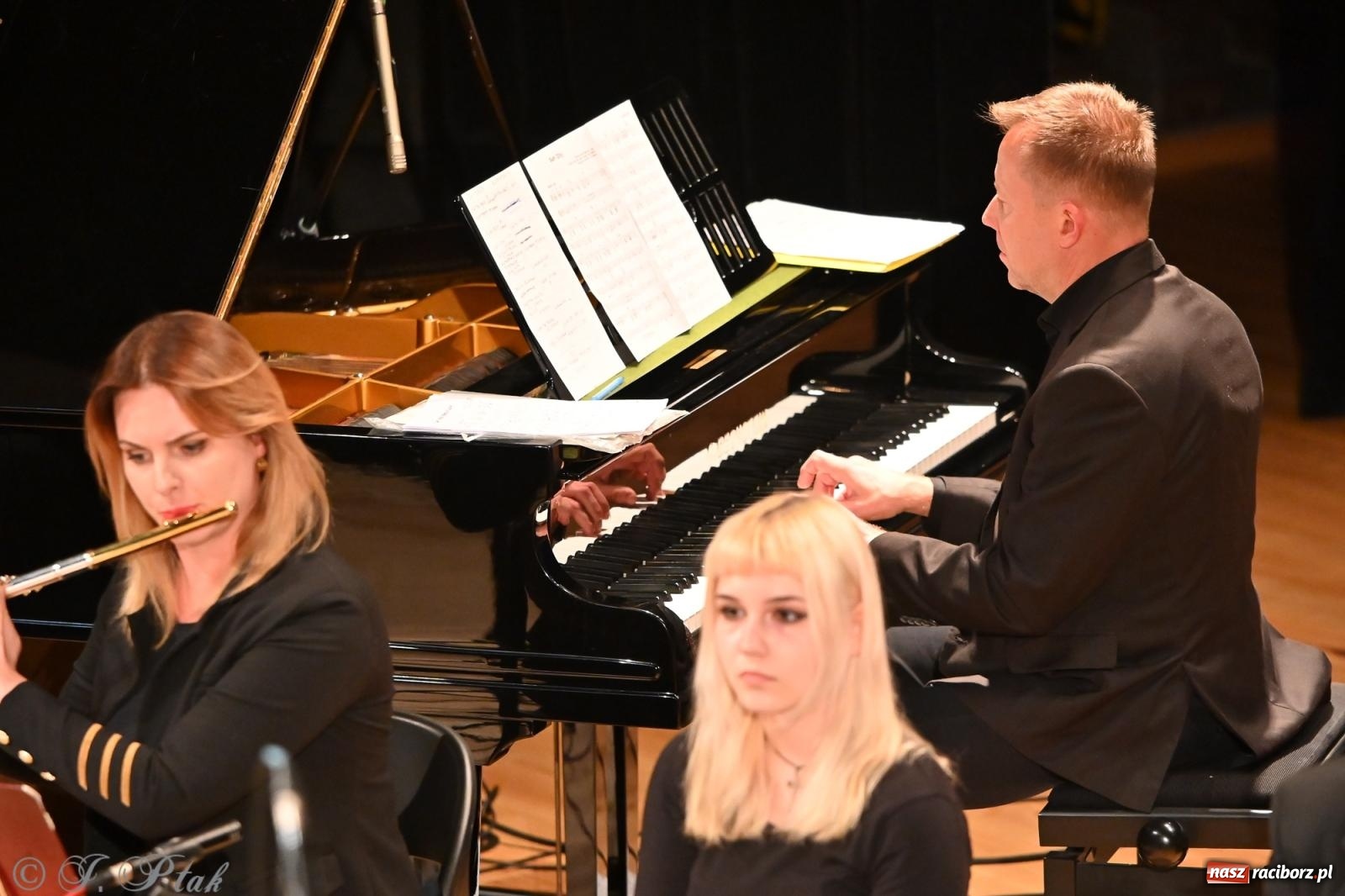 Zdjęcie w galerii na portalu naszraciborz.pl: Muzyczna inauguracja sezonu w RCK: jubileuszowy koncert orkiestr Henryka Krótkiego zachwycił publiczność wiadomości z regionu