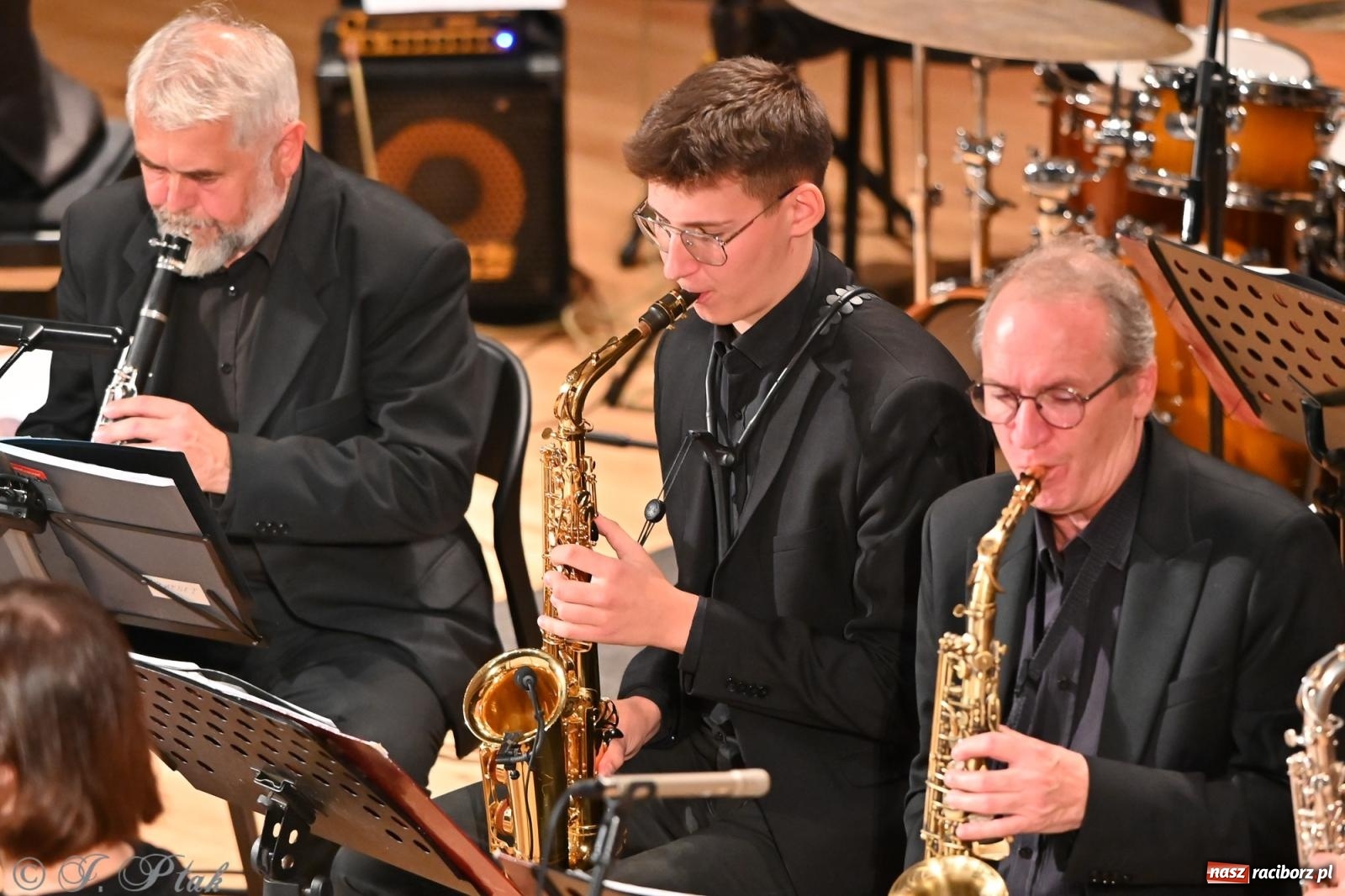 Zdjęcie w galerii na portalu naszraciborz.pl: Muzyczna inauguracja sezonu w RCK: jubileuszowy koncert orkiestr Henryka Krótkiego zachwycił publiczność wiadomości z regionu