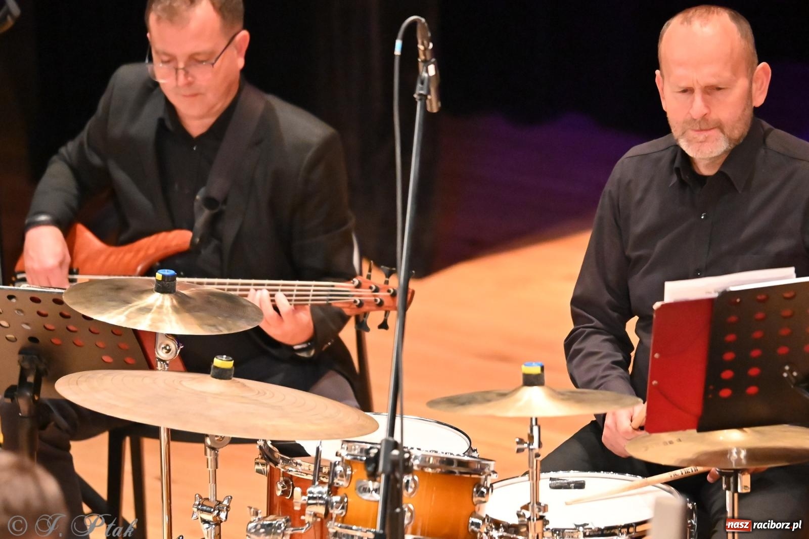 Zdjęcie w galerii na portalu naszraciborz.pl: Muzyczna inauguracja sezonu w RCK: jubileuszowy koncert orkiestr Henryka Krótkiego zachwycił publiczność wiadomości z regionu