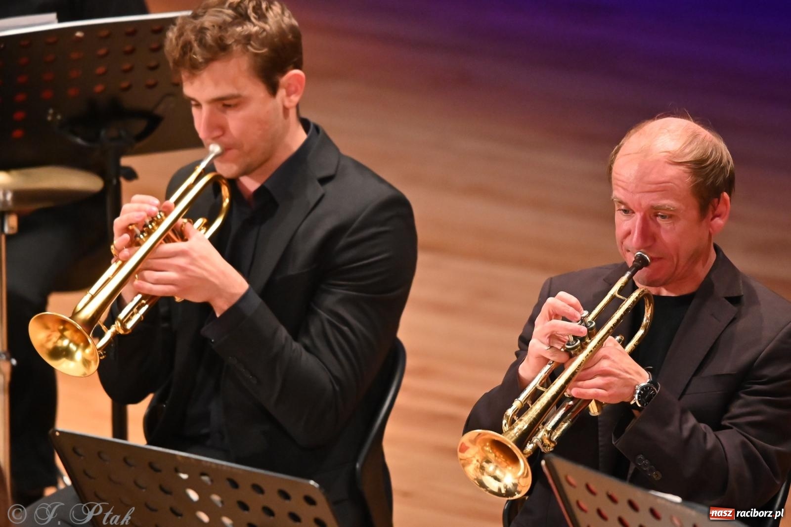 Zdjęcie w galerii na portalu naszraciborz.pl: Muzyczna inauguracja sezonu w RCK: jubileuszowy koncert orkiestr Henryka Krótkiego zachwycił publiczność wiadomości z regionu