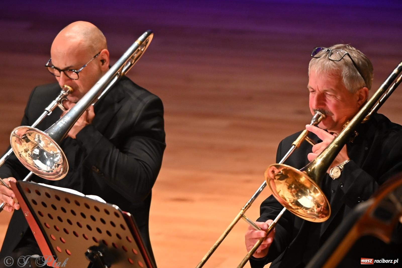 Zdjęcie w galerii na portalu naszraciborz.pl: Muzyczna inauguracja sezonu w RCK: jubileuszowy koncert orkiestr Henryka Krótkiego zachwycił publiczność wiadomości z regionu