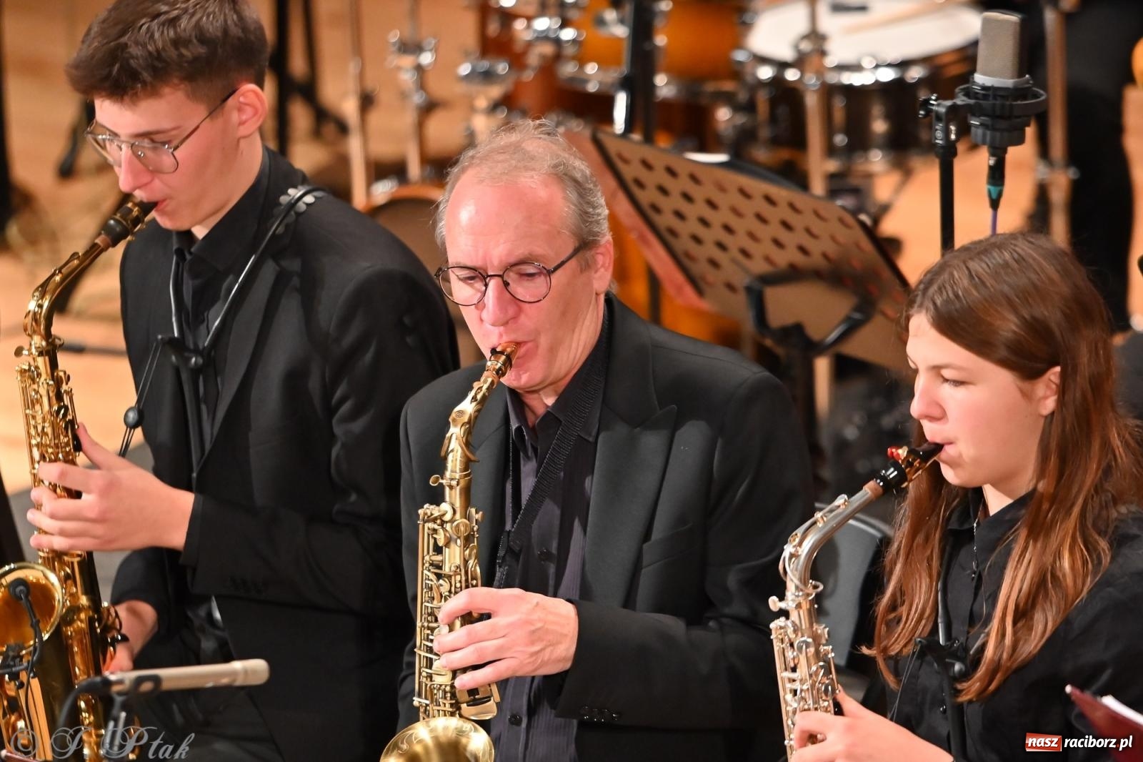 Zdjęcie w galerii na portalu naszraciborz.pl: Muzyczna inauguracja sezonu w RCK: jubileuszowy koncert orkiestr Henryka Krótkiego zachwycił publiczność wiadomości z regionu