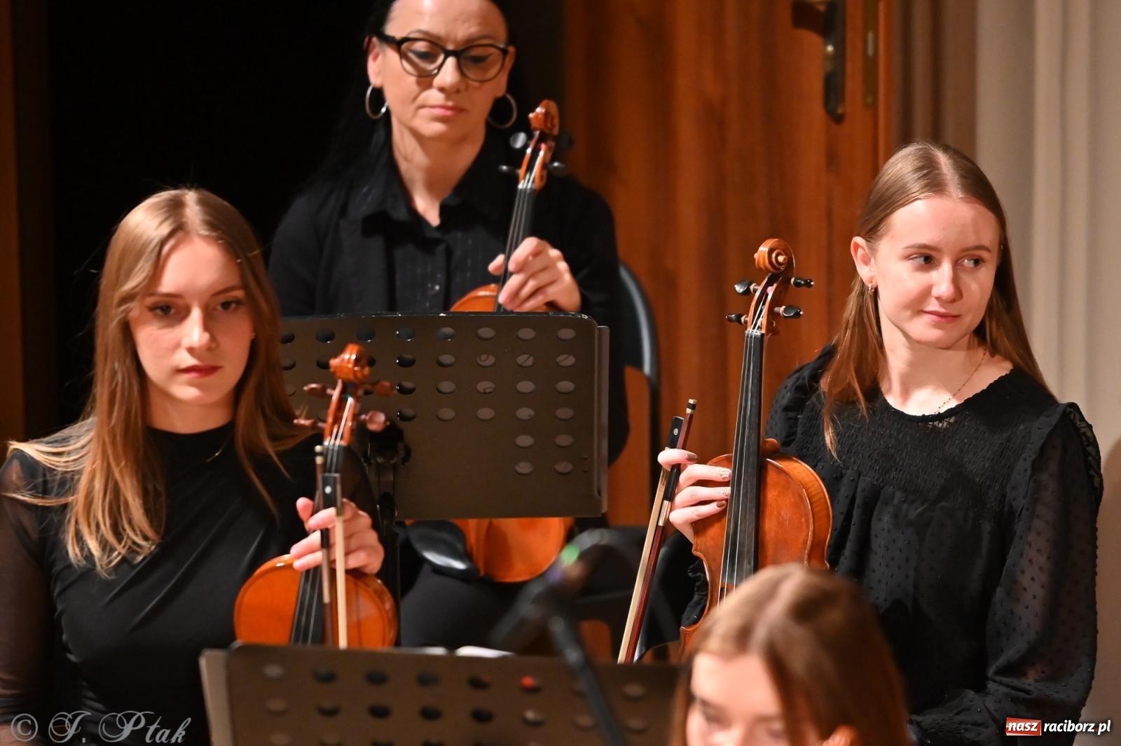 Zdjęcie w galerii na portalu naszraciborz.pl: Muzyczna inauguracja sezonu w RCK: jubileuszowy koncert orkiestr Henryka Krótkiego zachwycił publiczność wiadomości z regionu