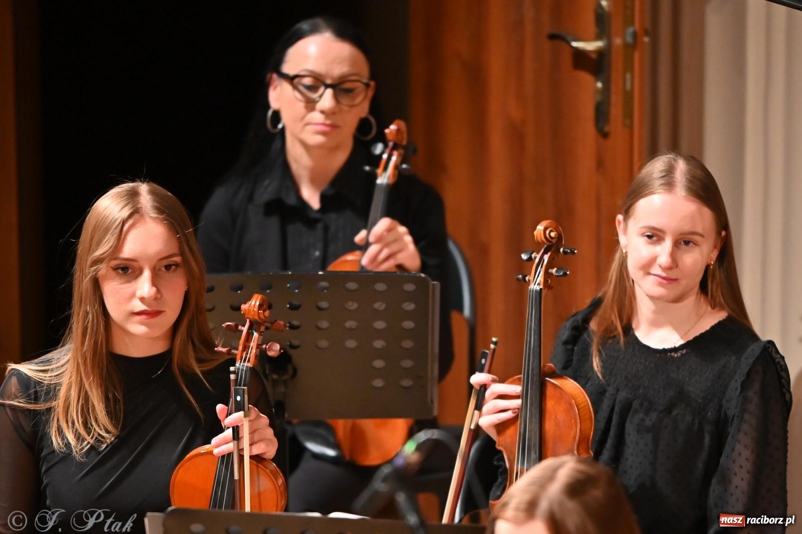 Zdjęcie w galerii na portalu naszraciborz.pl: Muzyczna inauguracja sezonu w RCK: jubileuszowy koncert orkiestr Henryka Krótkiego zachwycił publiczność wiadomości z regionu
