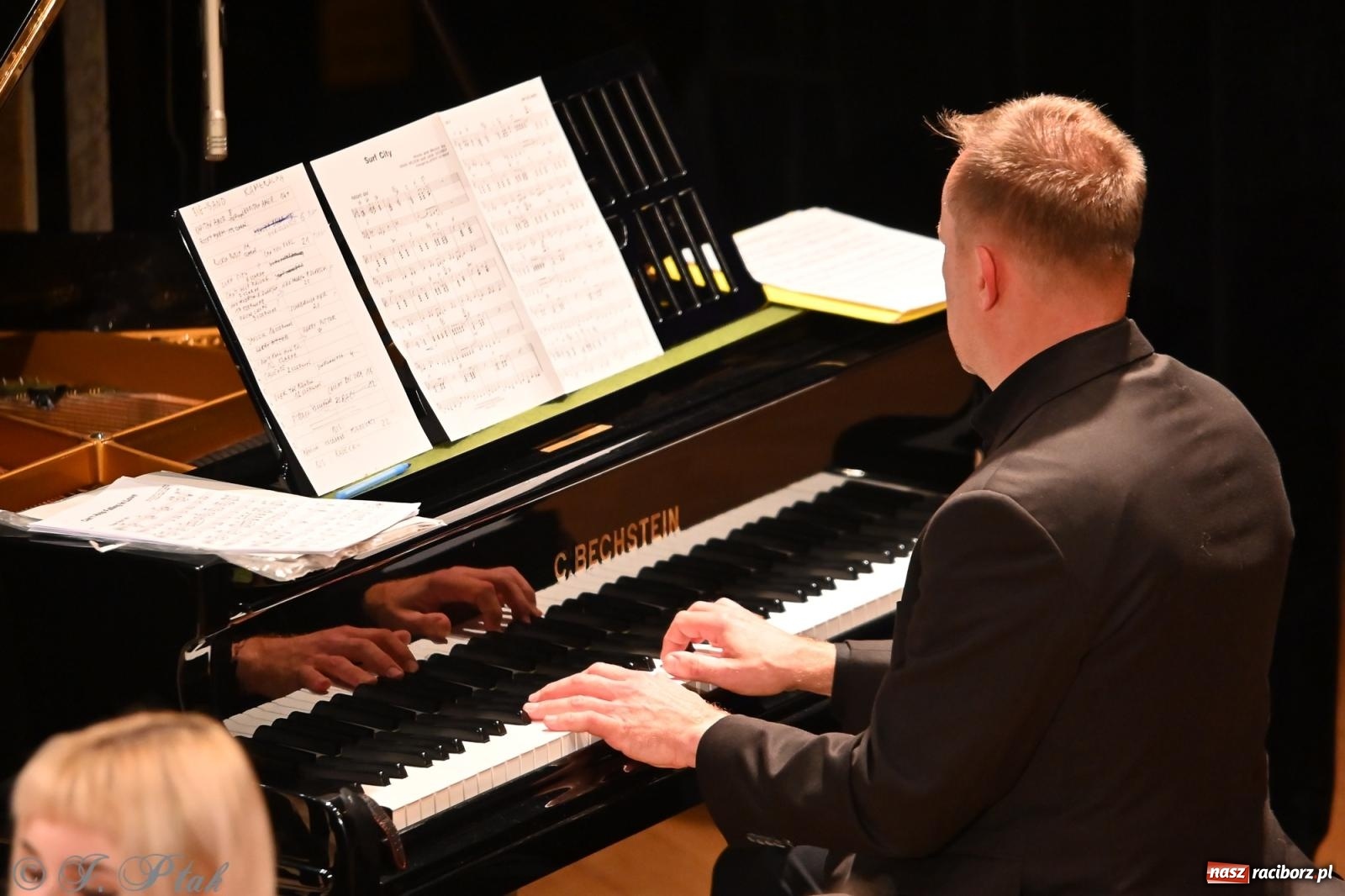 Zdjęcie w galerii na portalu naszraciborz.pl: Muzyczna inauguracja sezonu w RCK: jubileuszowy koncert orkiestr Henryka Krótkiego zachwycił publiczność wiadomości z regionu